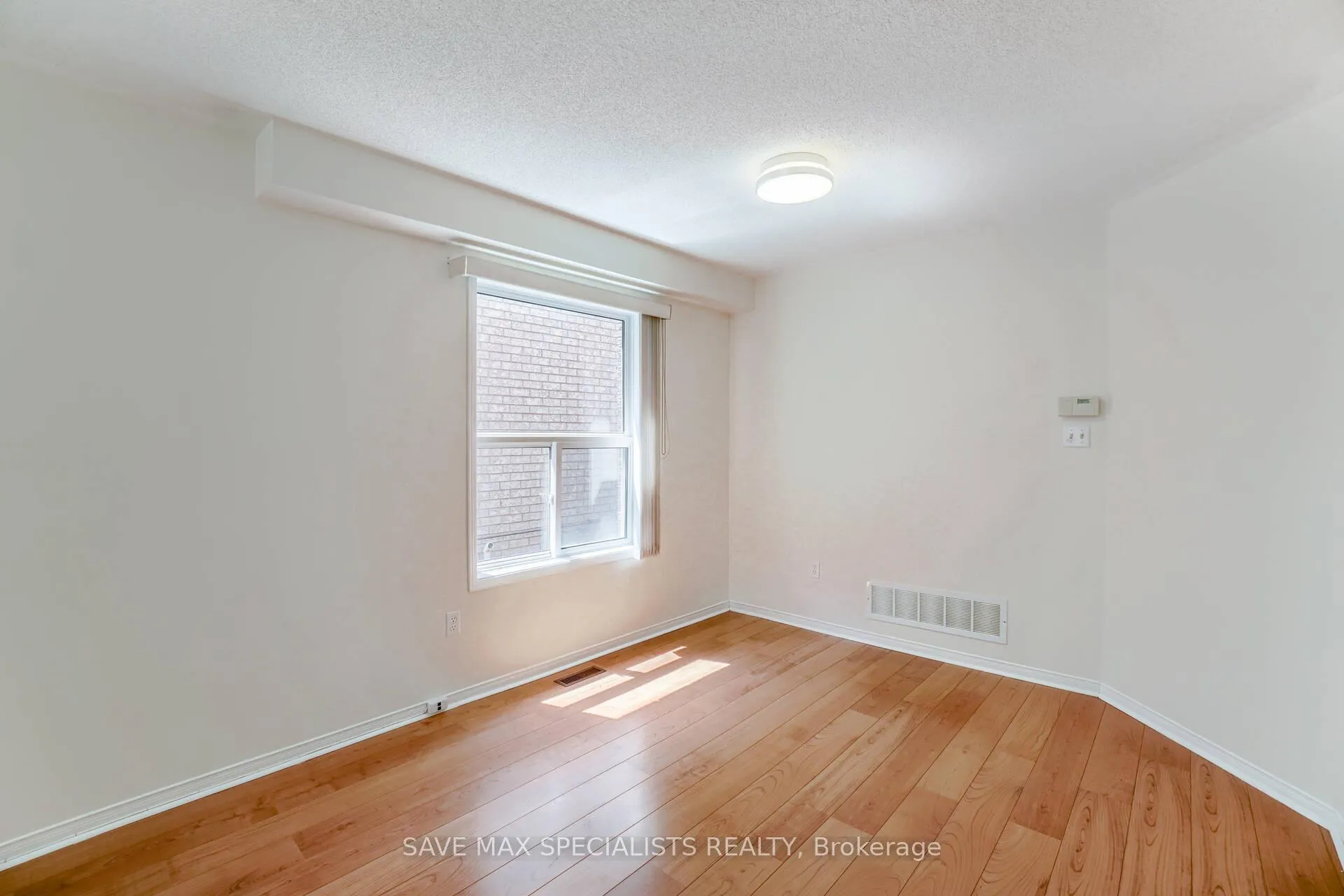 Photo 10 of 1401 Inuit Trail, Mississauga, Meadowvale Village — HOMEH