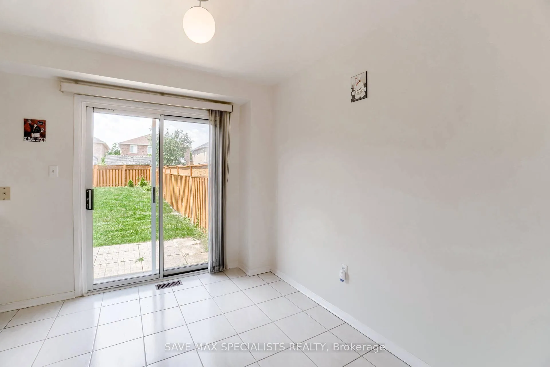 Photo 13 of 1401 Inuit Trail, Mississauga, Meadowvale Village — HOMEH
