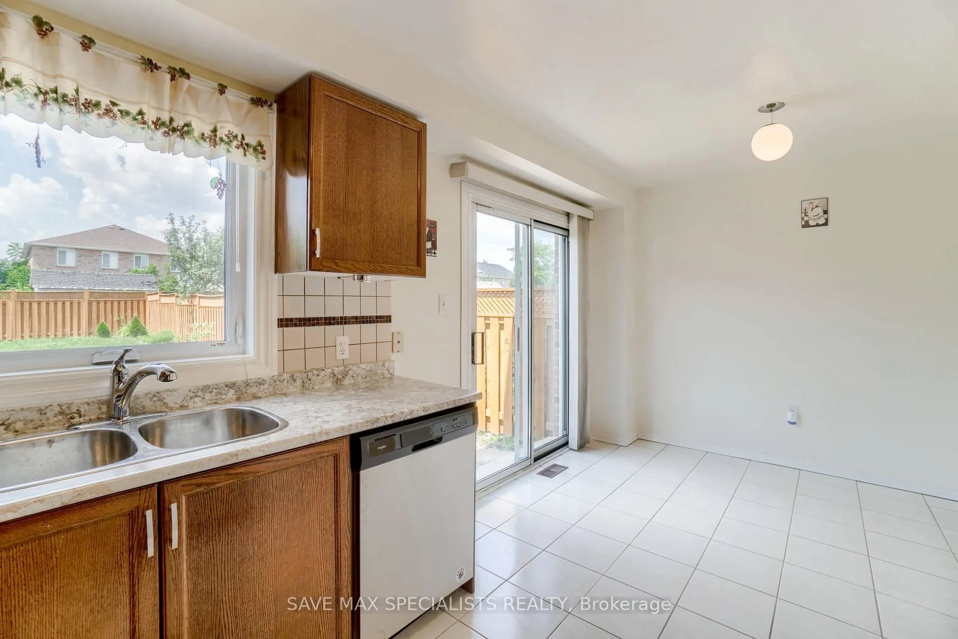 Photo 15 of 1401 Inuit Trail, Mississauga, Meadowvale Village — HOMEH