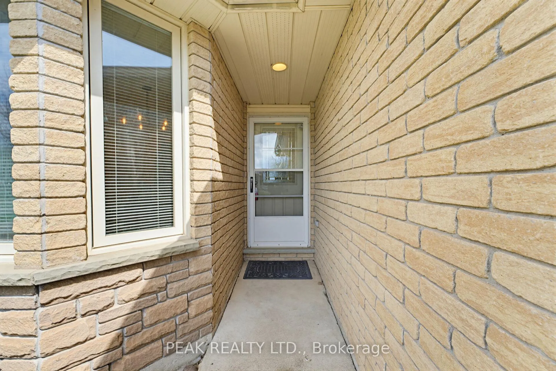 Photo 3 of 157 Whitlaw Way, Brant, Paris — HOMEH