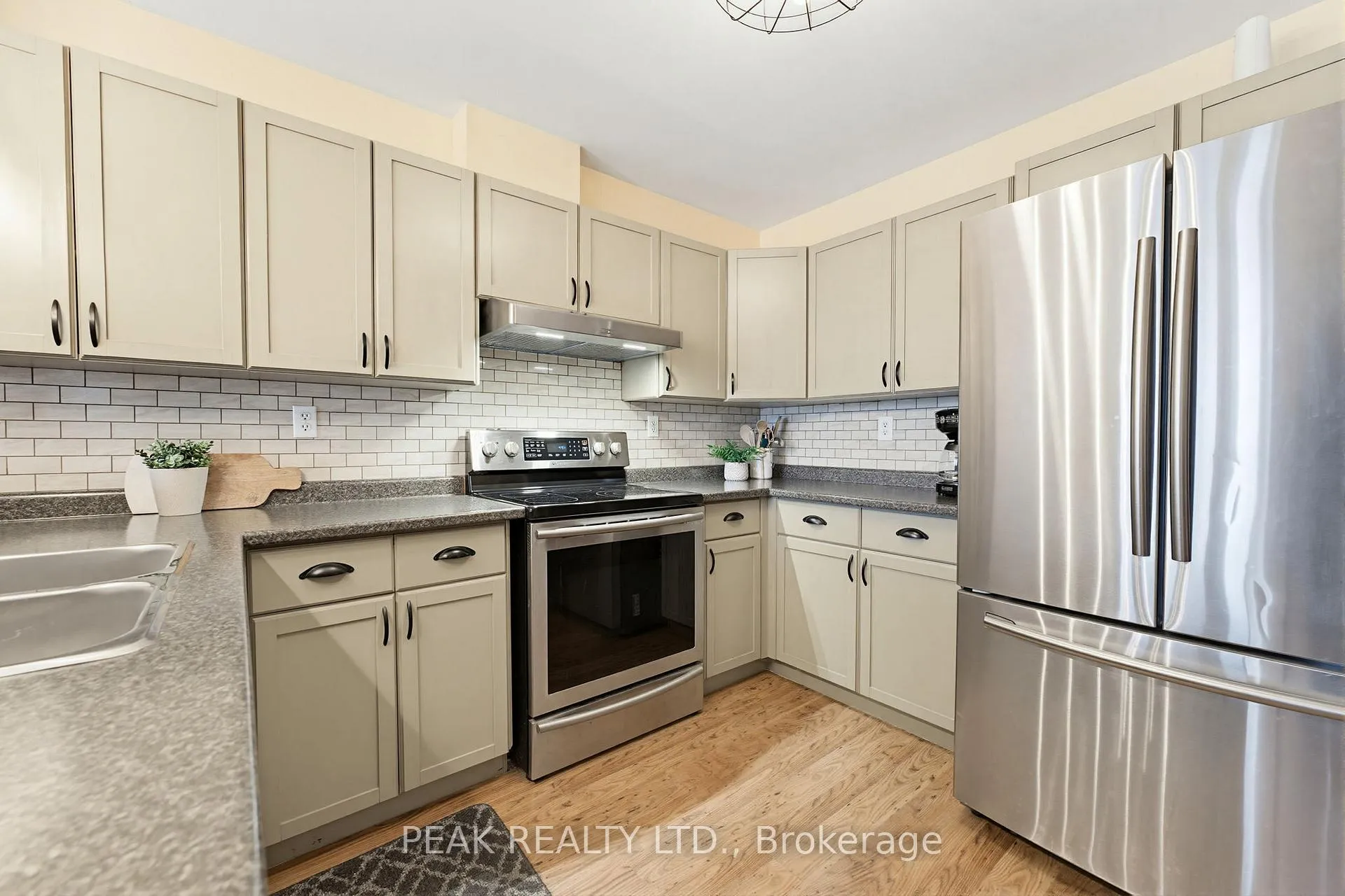 Photo 6 of 157 Whitlaw Way, Brant, Paris — HOMEH