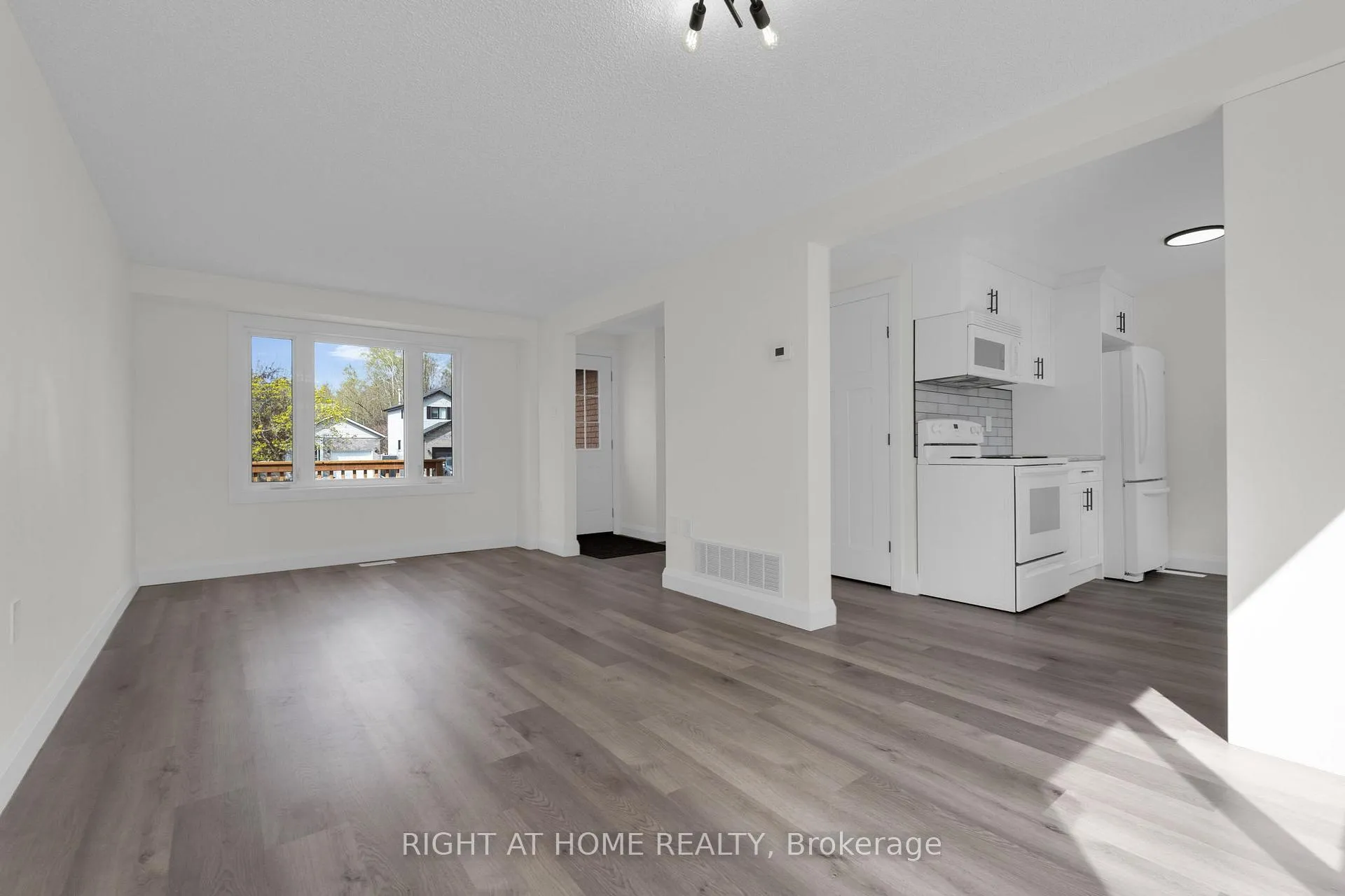 Photo 10 of 732 Frazer Drive S, Midland — HOMEH