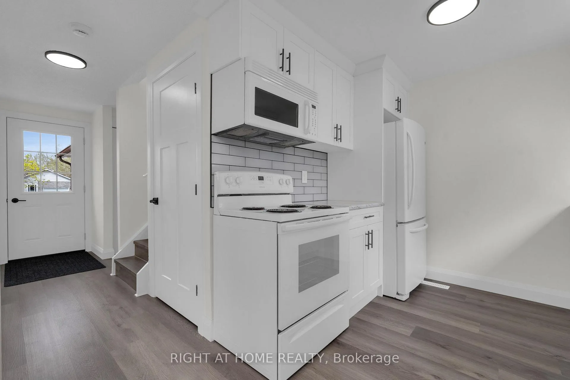 Photo 12 of 732 Frazer Drive S, Midland — HOMEH