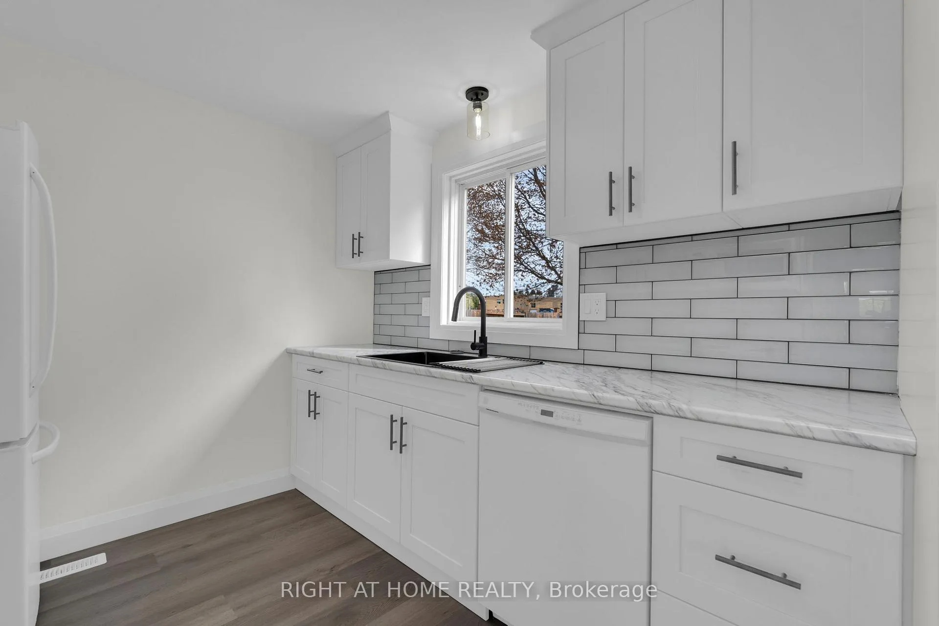 Photo 13 of 732 Frazer Drive S, Midland — HOMEH