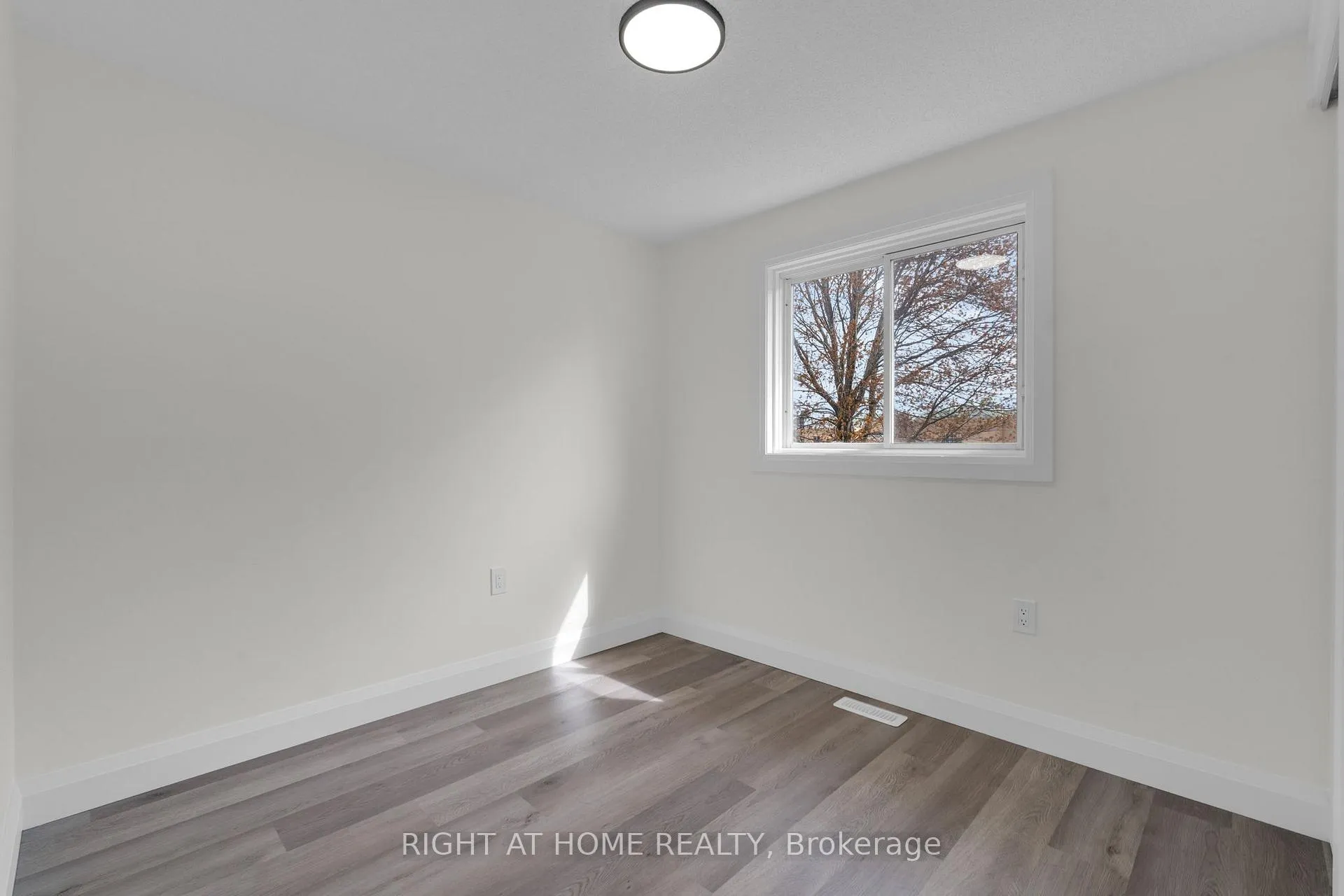 Photo 15 of 732 Frazer Drive S, Midland — HOMEH