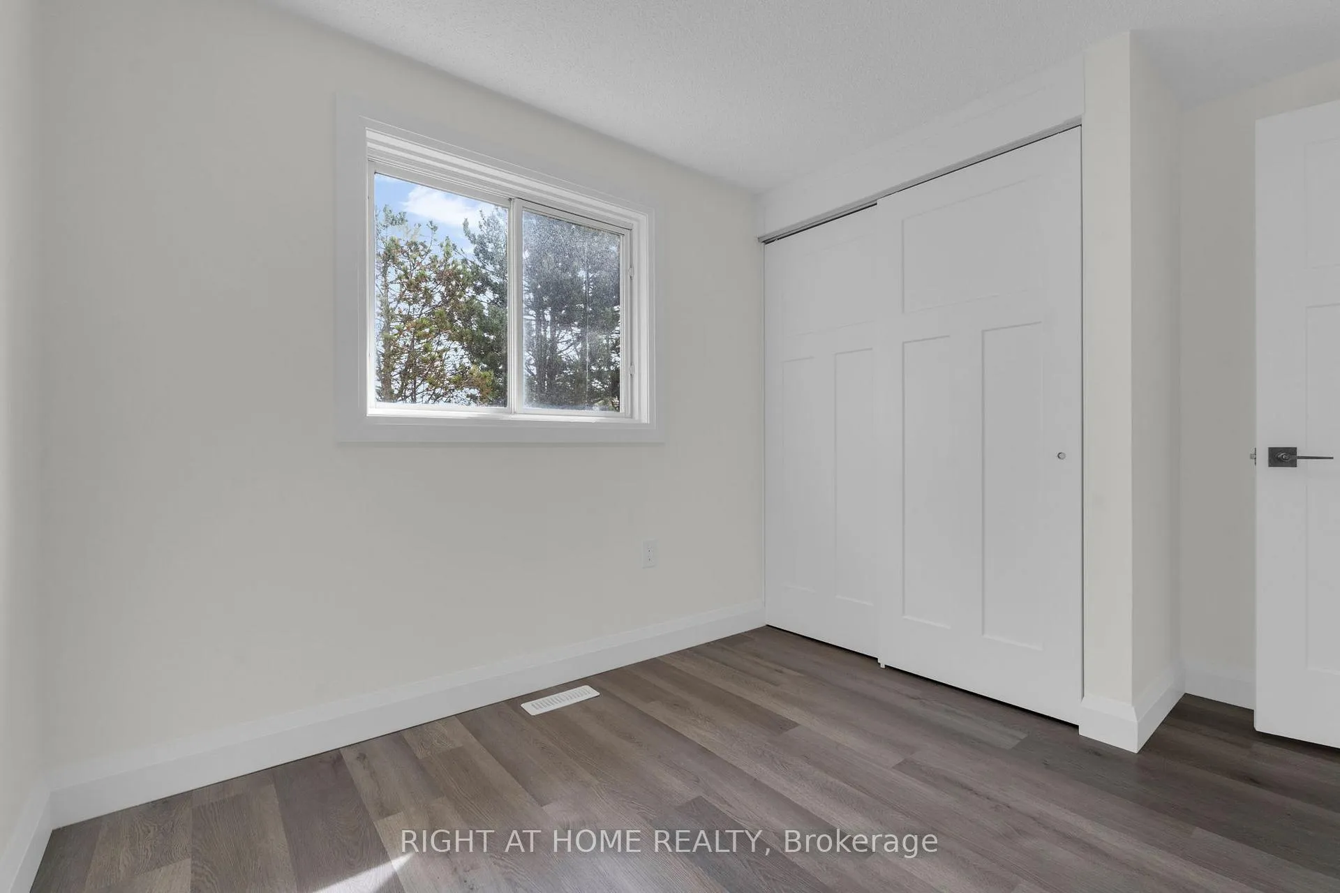 Photo 16 of 732 Frazer Drive S, Midland — HOMEH