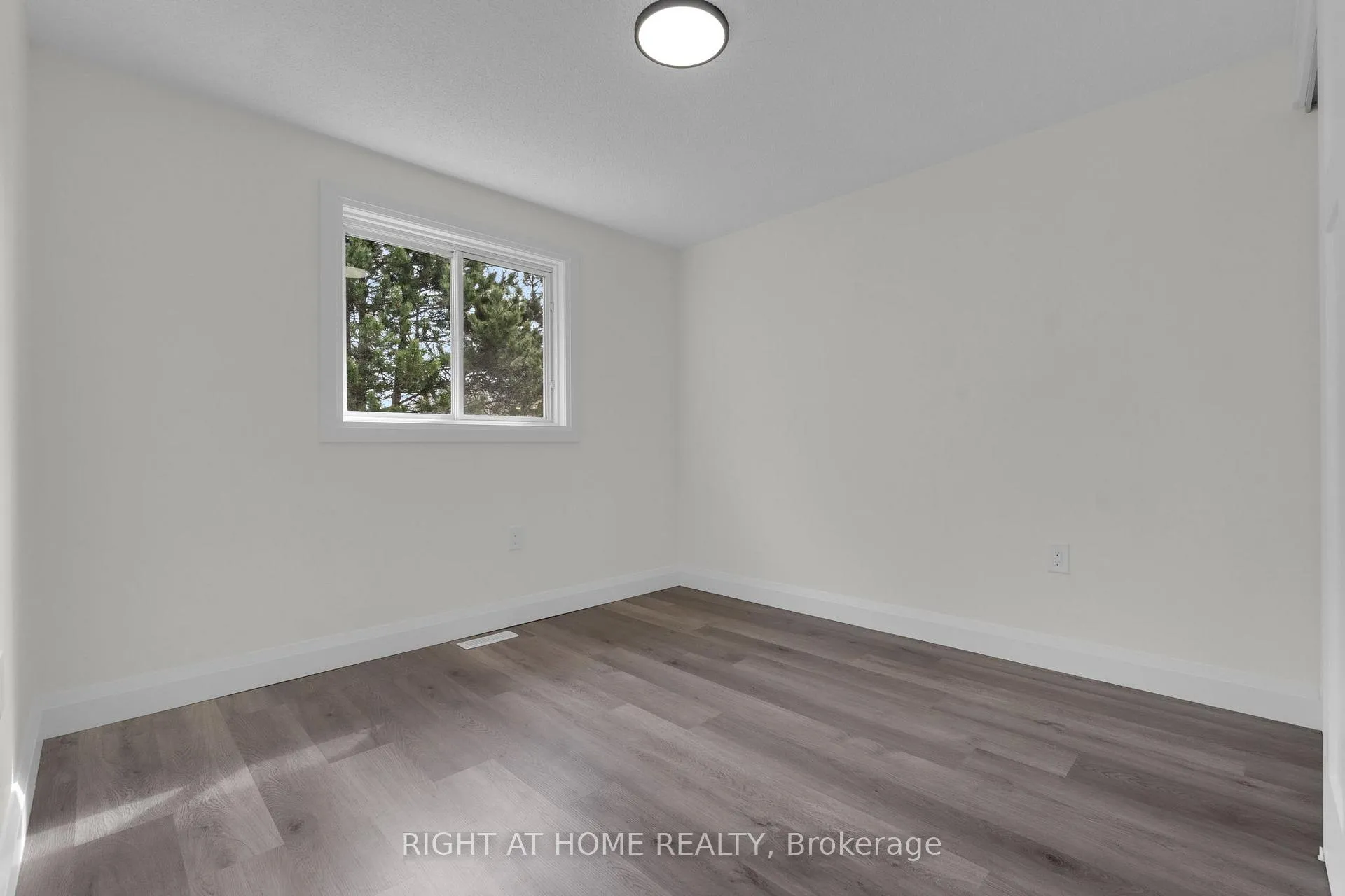 Photo 17 of 732 Frazer Drive S, Midland — HOMEH