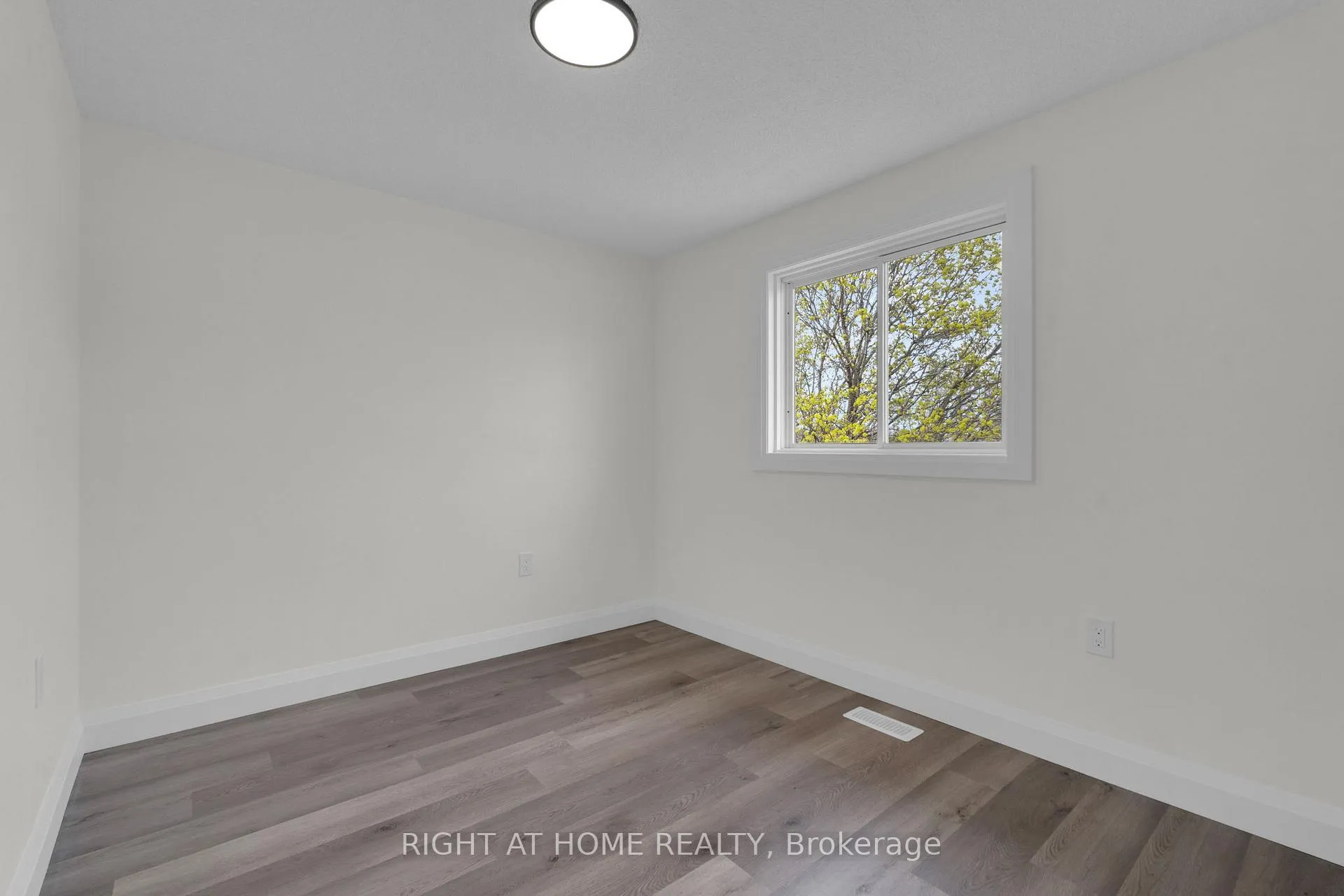 Photo 19 of 732 Frazer Drive S, Midland — HOMEH