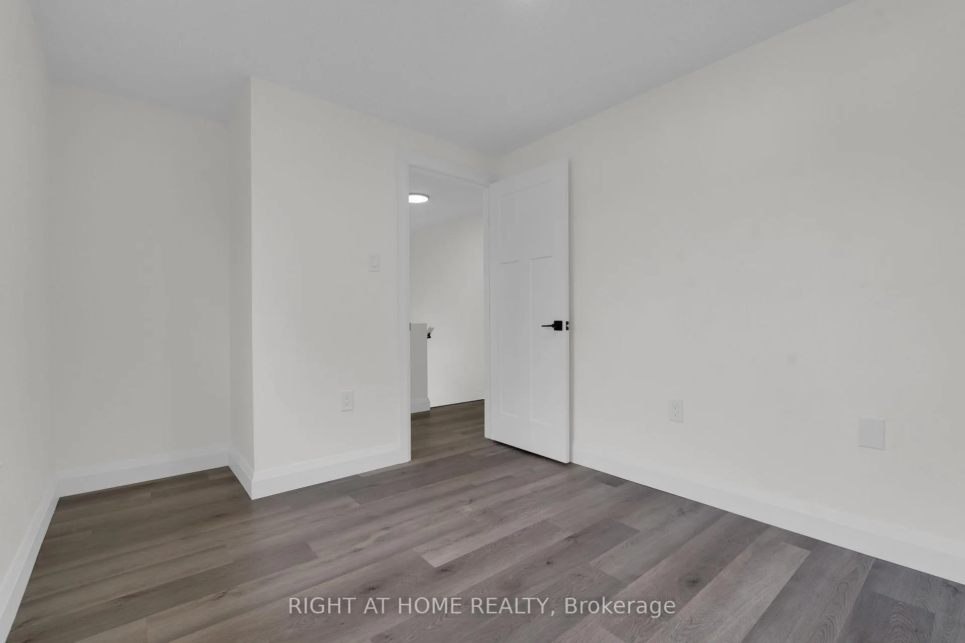 Photo 20 of 732 Frazer Drive S, Midland — HOMEH