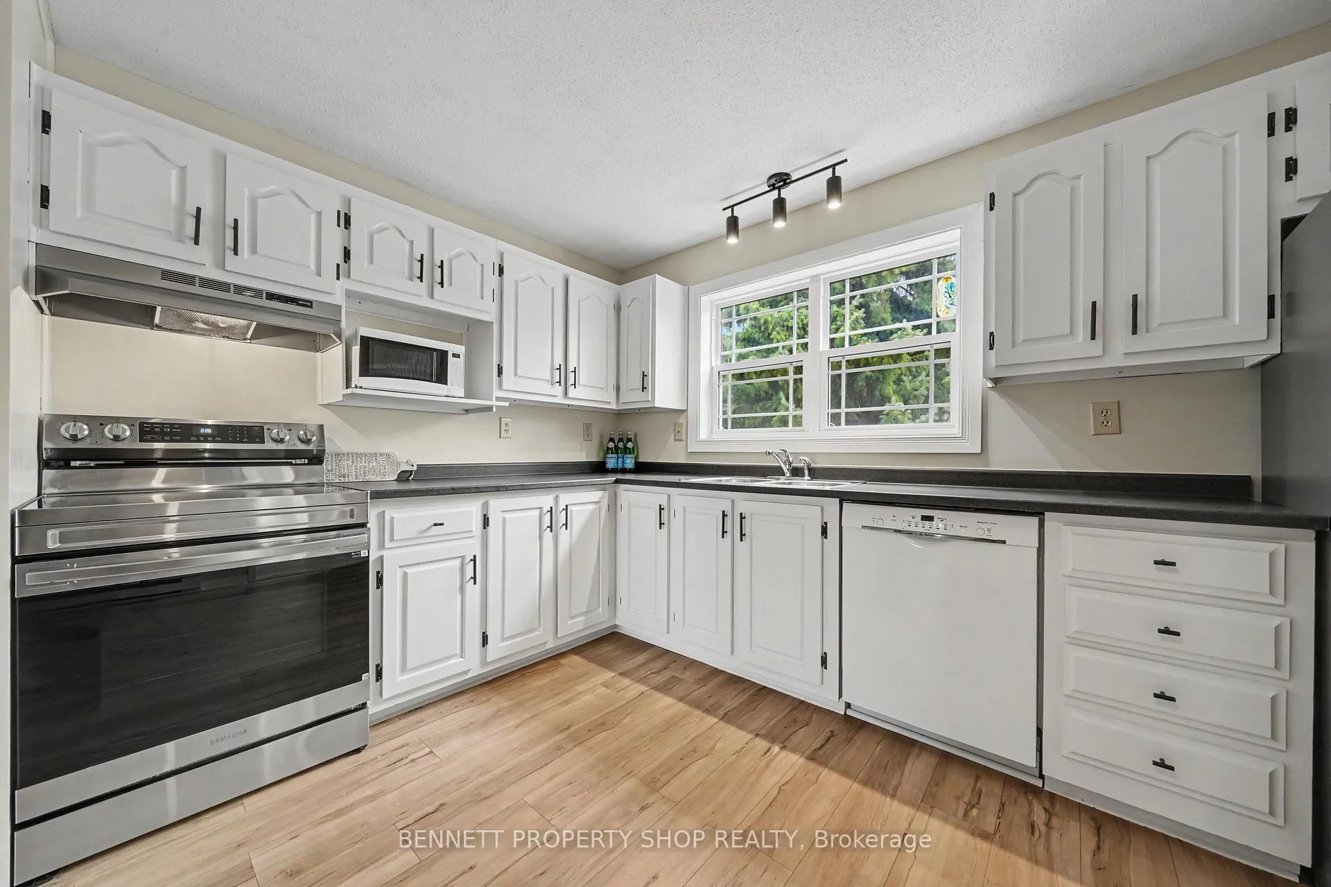 Photo 3 of 22 Poole Creek Crescent, Ottawa, Fringewood — HOMEH