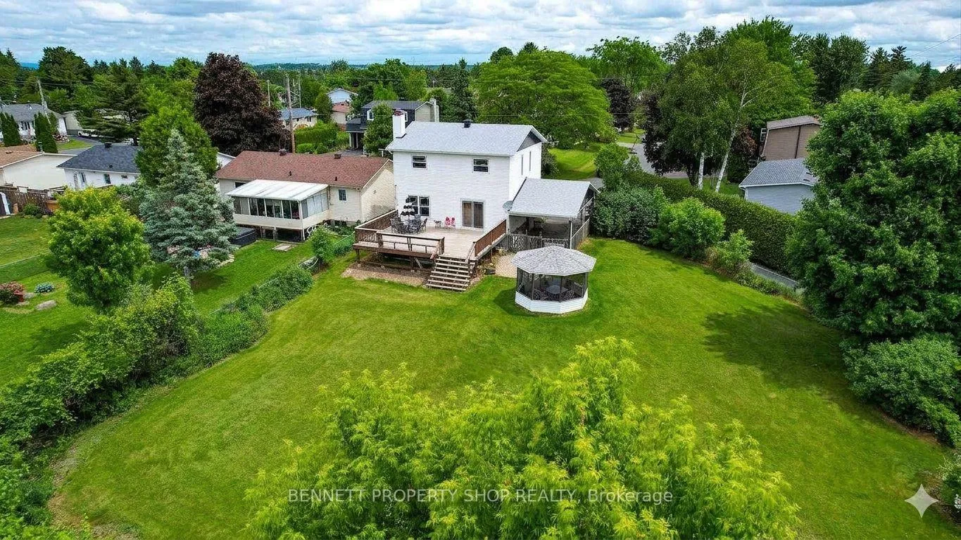 Photo 18 of 22 Poole Creek Crescent, Ottawa, Fringewood — HOMEH