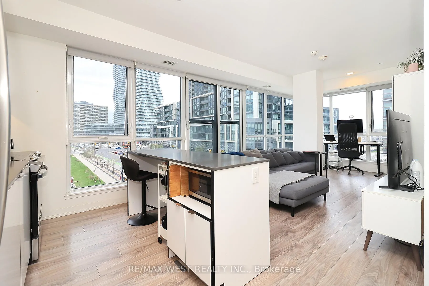 Photo 7 of Unit 412, 4065 Confederation Parkway, Mississauga, City Centre — HOMEH