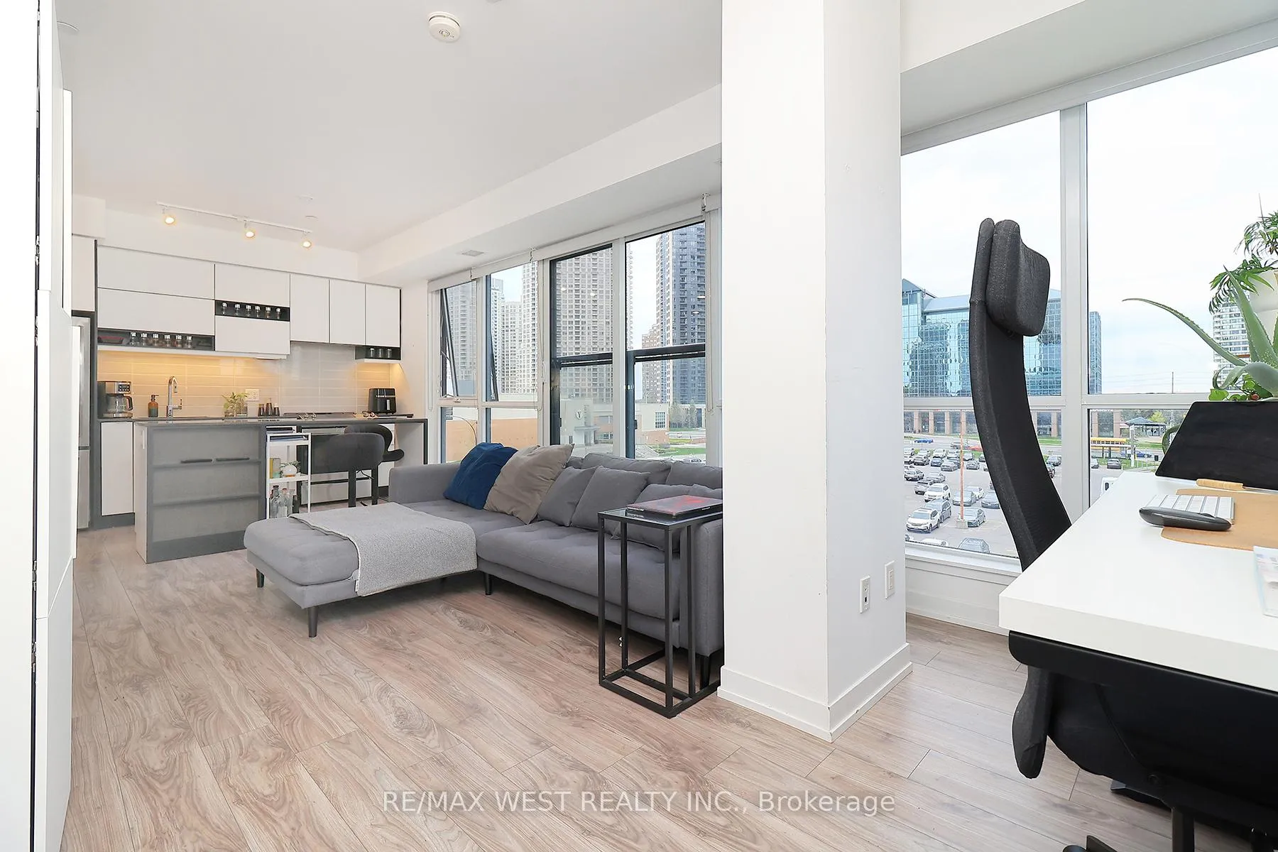 Photo 8 of Unit 412, 4065 Confederation Parkway, Mississauga, City Centre — HOMEH