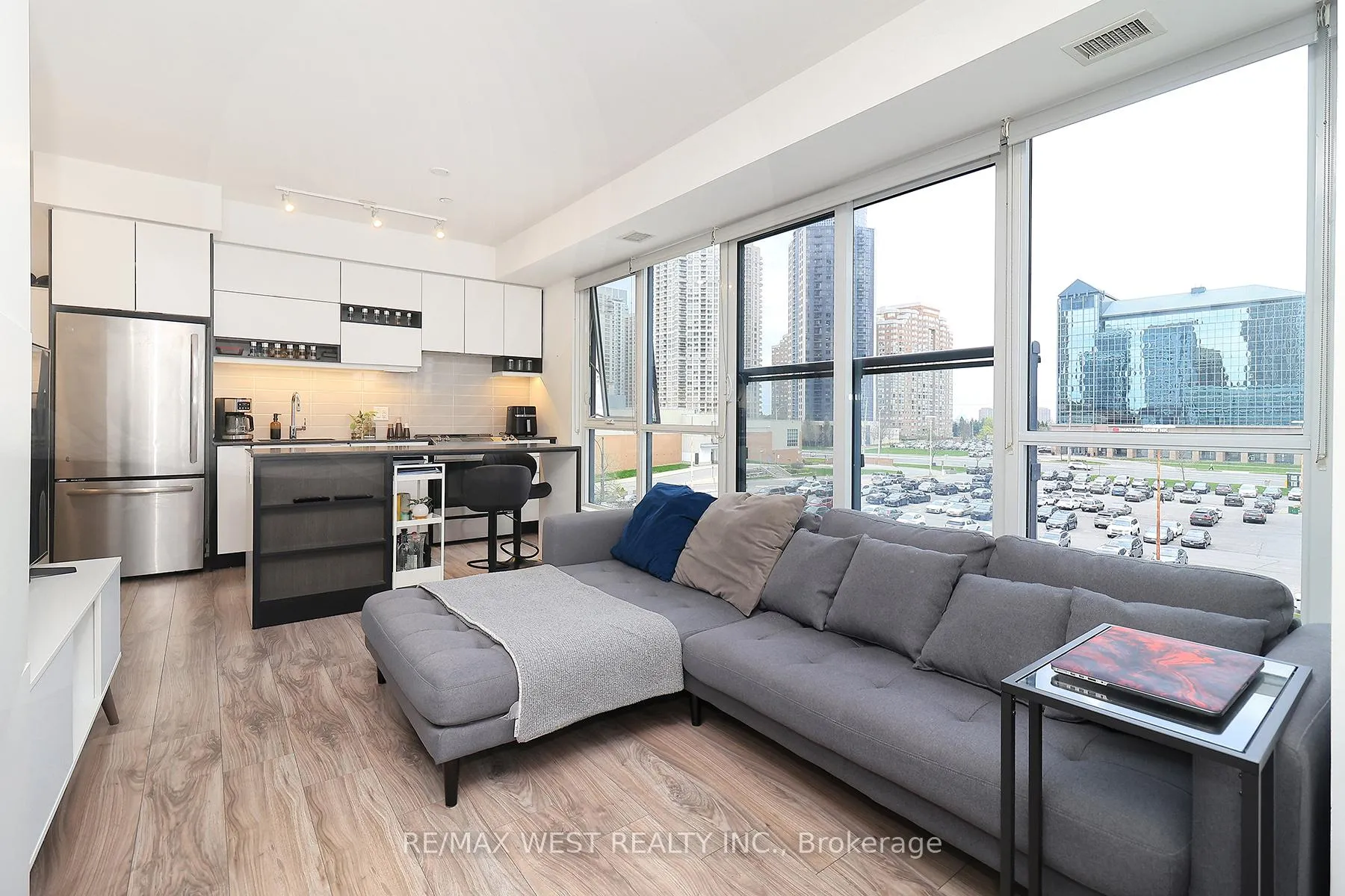 Photo 9 of Unit 412, 4065 Confederation Parkway, Mississauga, City Centre — HOMEH