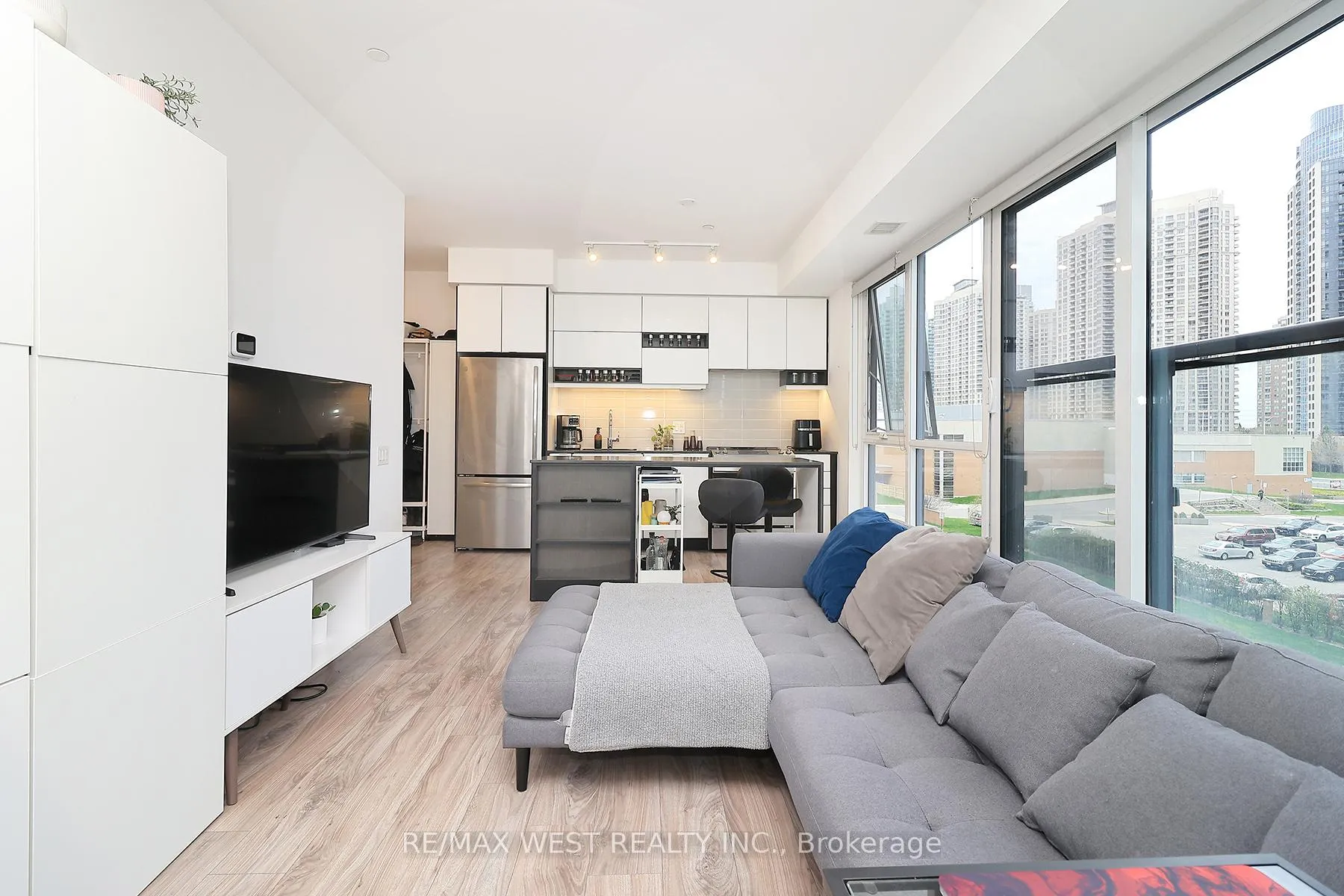 Photo 10 of Unit 412, 4065 Confederation Parkway, Mississauga, City Centre — HOMEH
