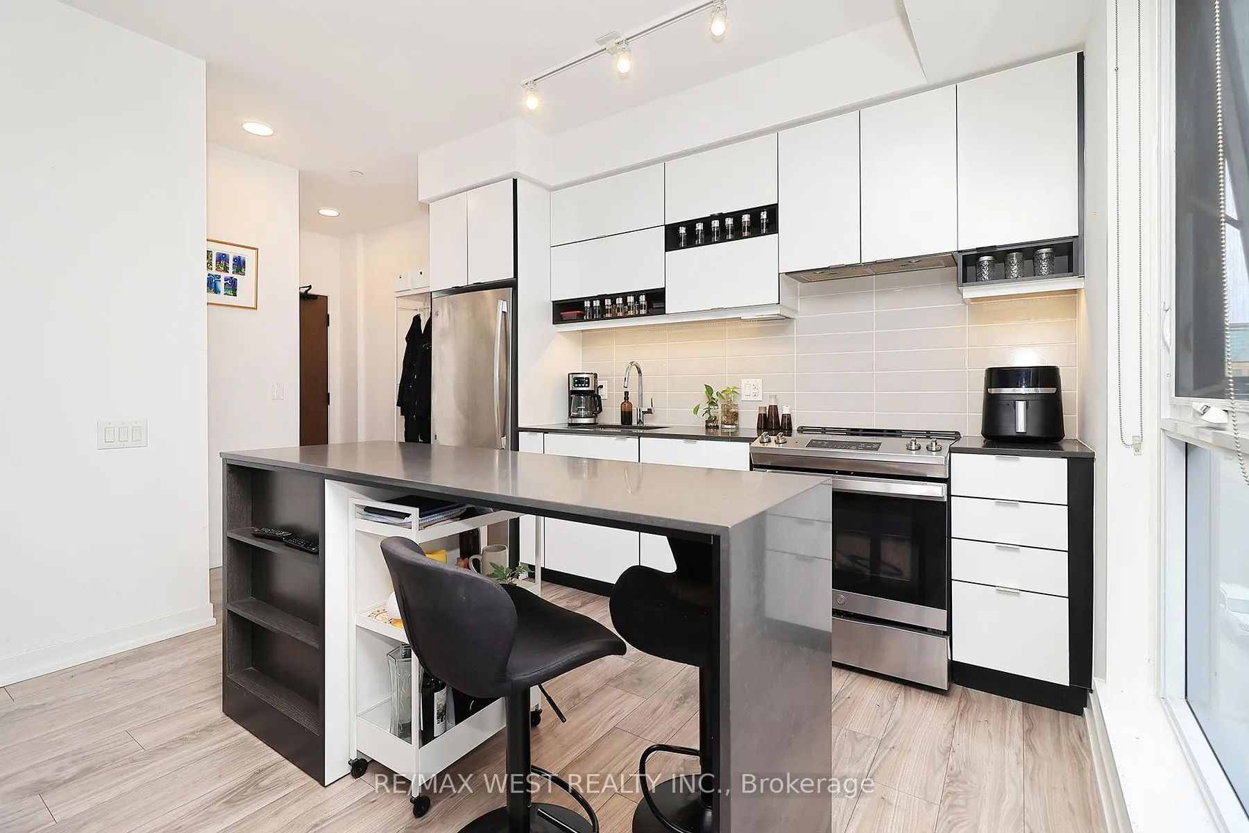 Photo 14 of Unit 412, 4065 Confederation Parkway, Mississauga, City Centre — HOMEH