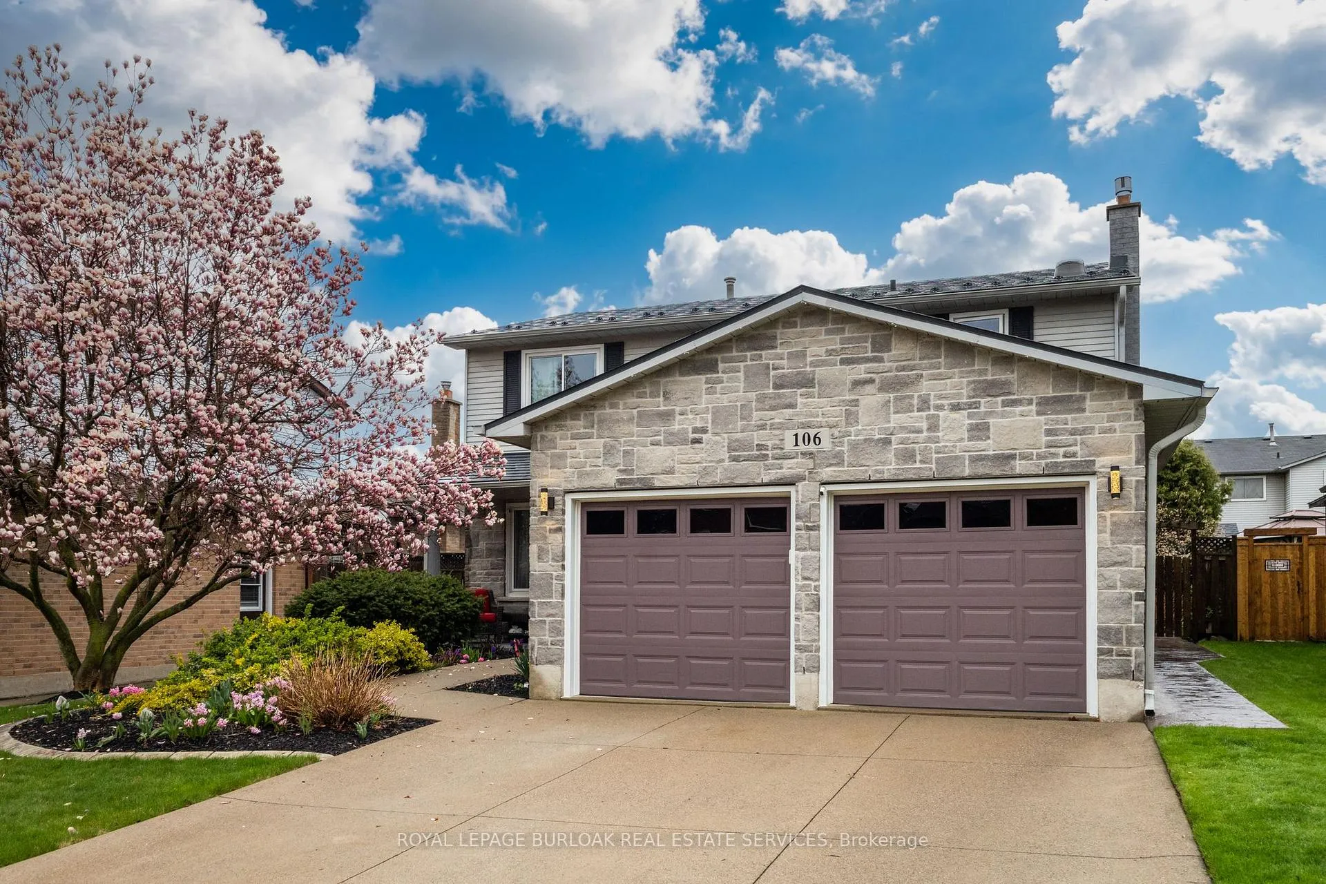 Photo 2 of 106 Maple Drive, Hamilton, Stoney Creek — HOMEH