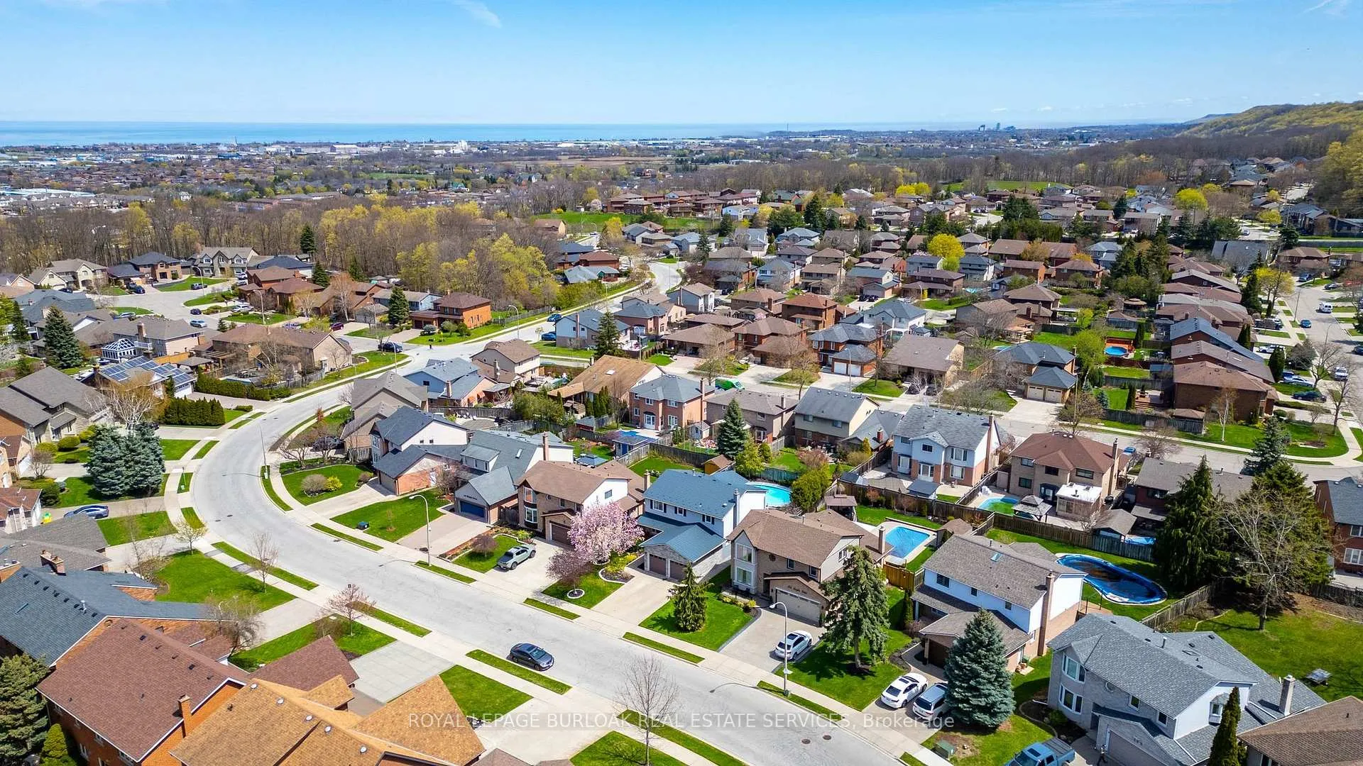 Photo 48 of 106 Maple Drive, Hamilton, Stoney Creek — HOMEH