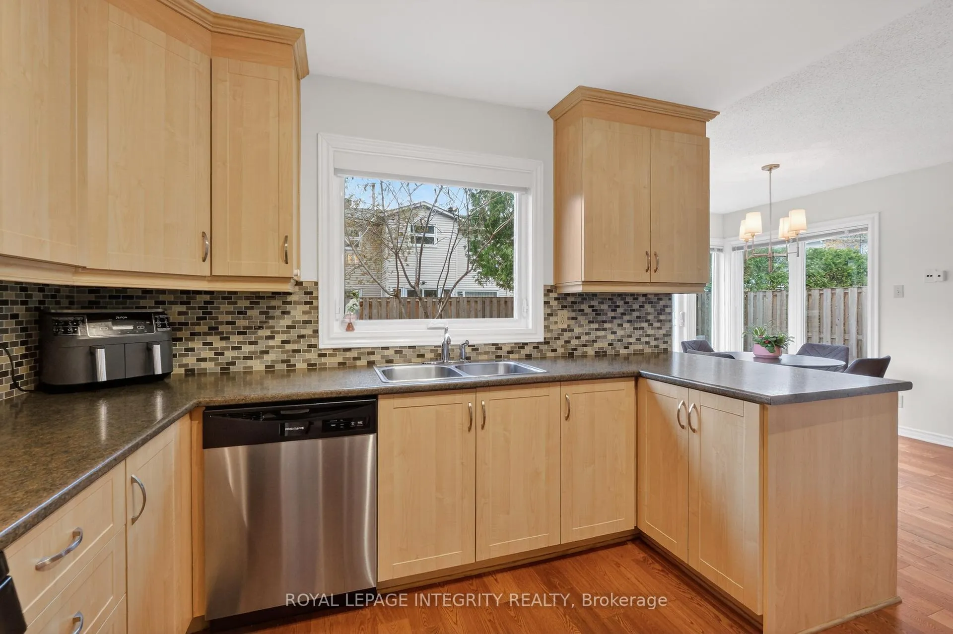 Photo 18 of 1393 Bouton D'Or Way, Ottawa, Bilberry Creek/Queenswood Heights — HOMEH