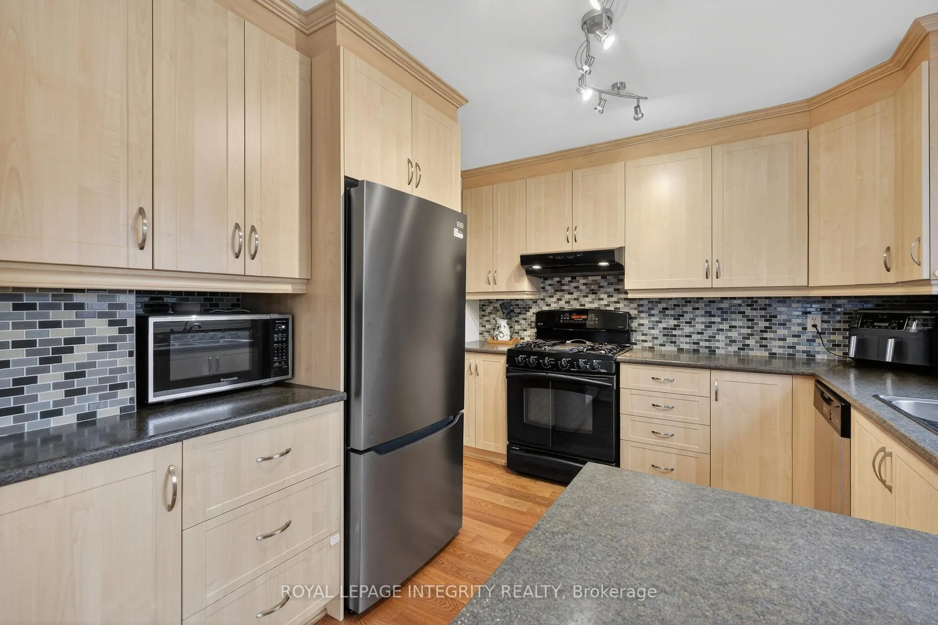 Photo 19 of 1393 Bouton D'Or Way, Ottawa, Bilberry Creek/Queenswood Heights — HOMEH