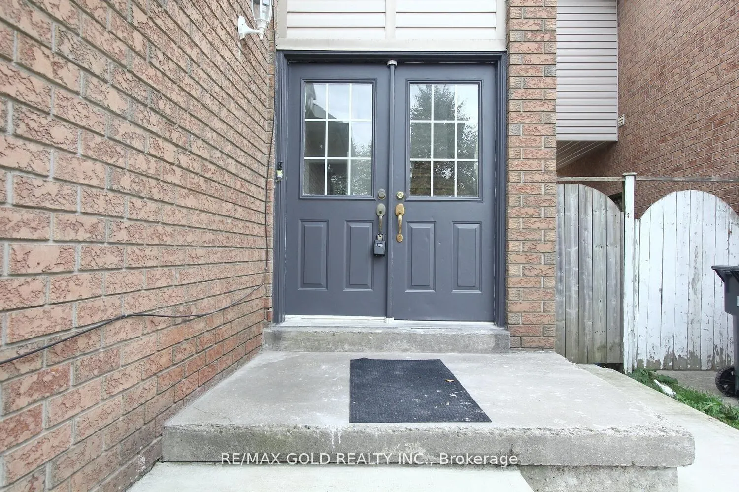 Photo 4 of 96 Lauraglen Crescent, Brampton, Fletcher's Creek South — HOMEH