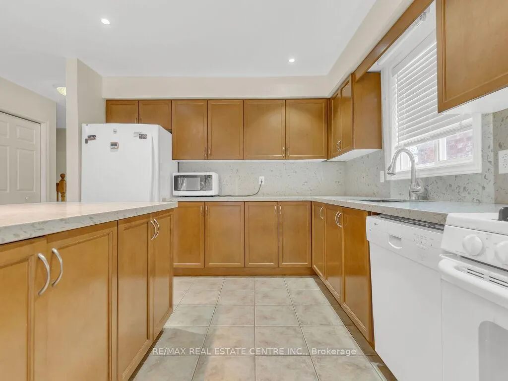 Photo 11 of 31 Sinclair Street, Guelph, Pineridge/Westminster Woods — HOMEH