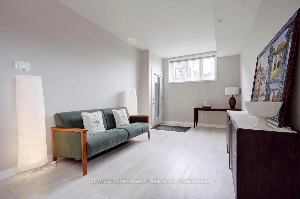 Photo 12 of Unit 501, 1127 Cooke Boulevard, Burlington, LaSalle — HOMEH