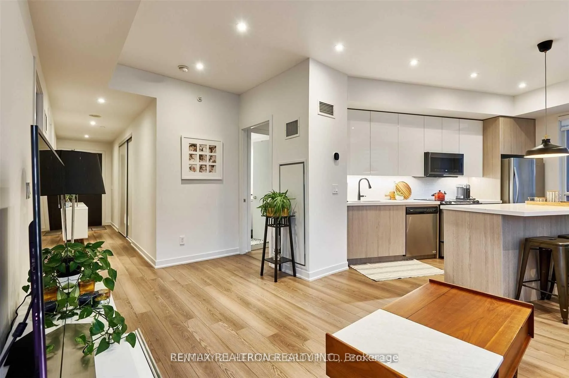 Photo 12 of Unit 1507, 60 Berwick Avenue, Toronto, Yonge-Eglinton — HOMEH