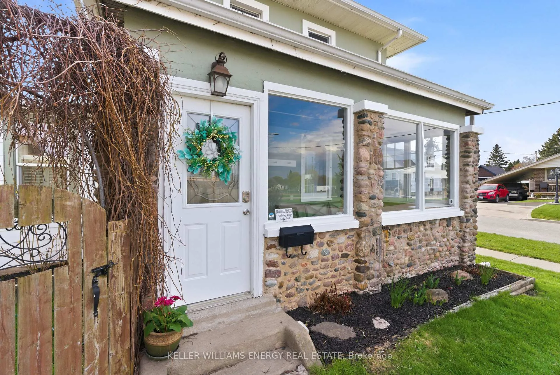 Photo 4 of 5 Ann Street, Clarington, Bowmanville — HOMEH