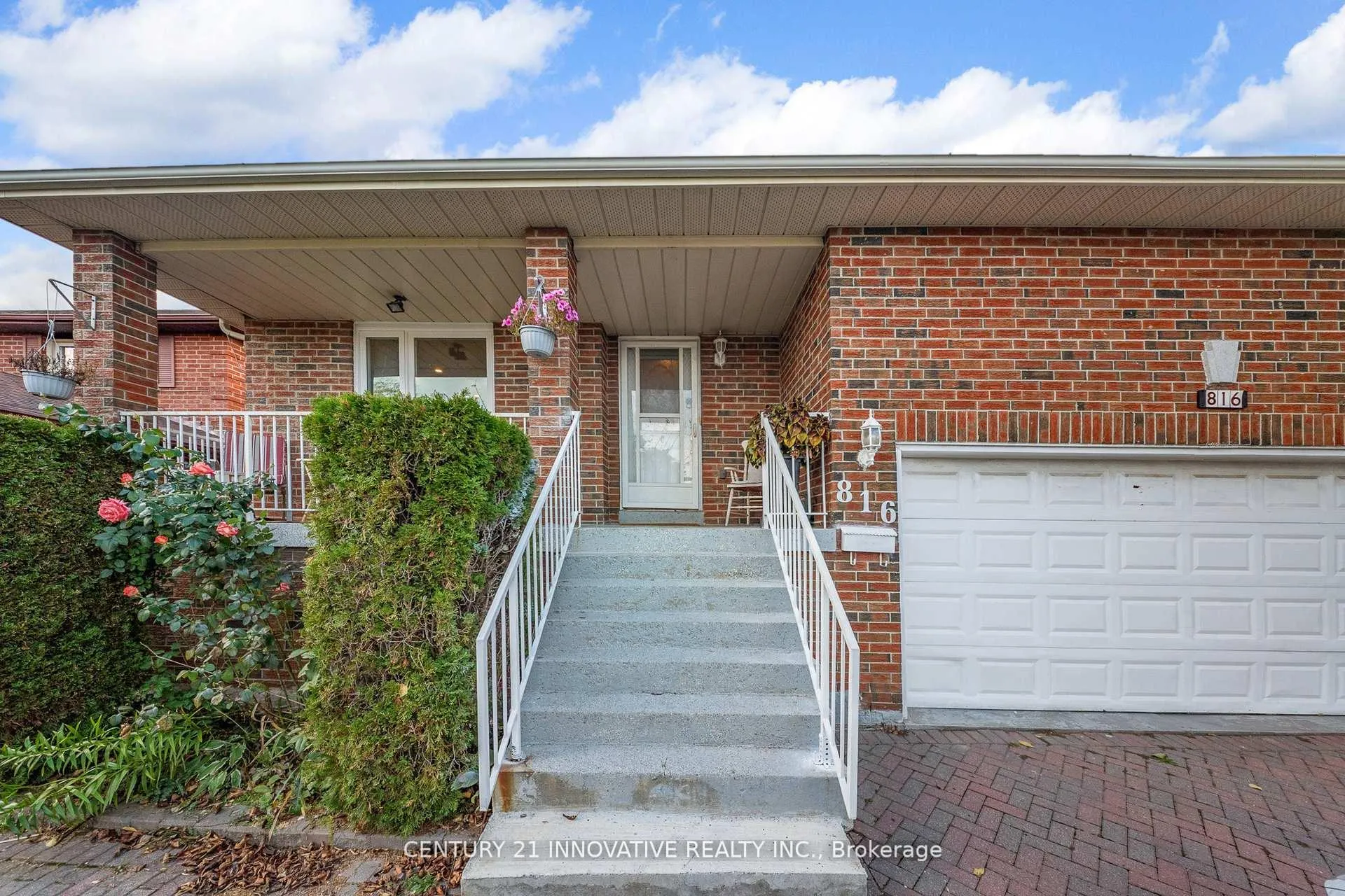 Photo 2 of 816 Willowbank Trail, Mississauga, Rathwood — HOMEH