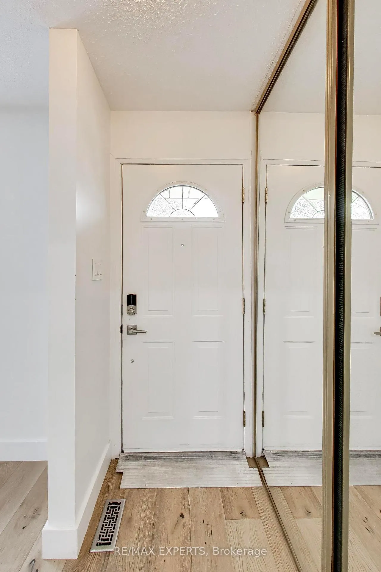 Photo 5 of 26 Pinedale Drive, Kitchener — HOMEH