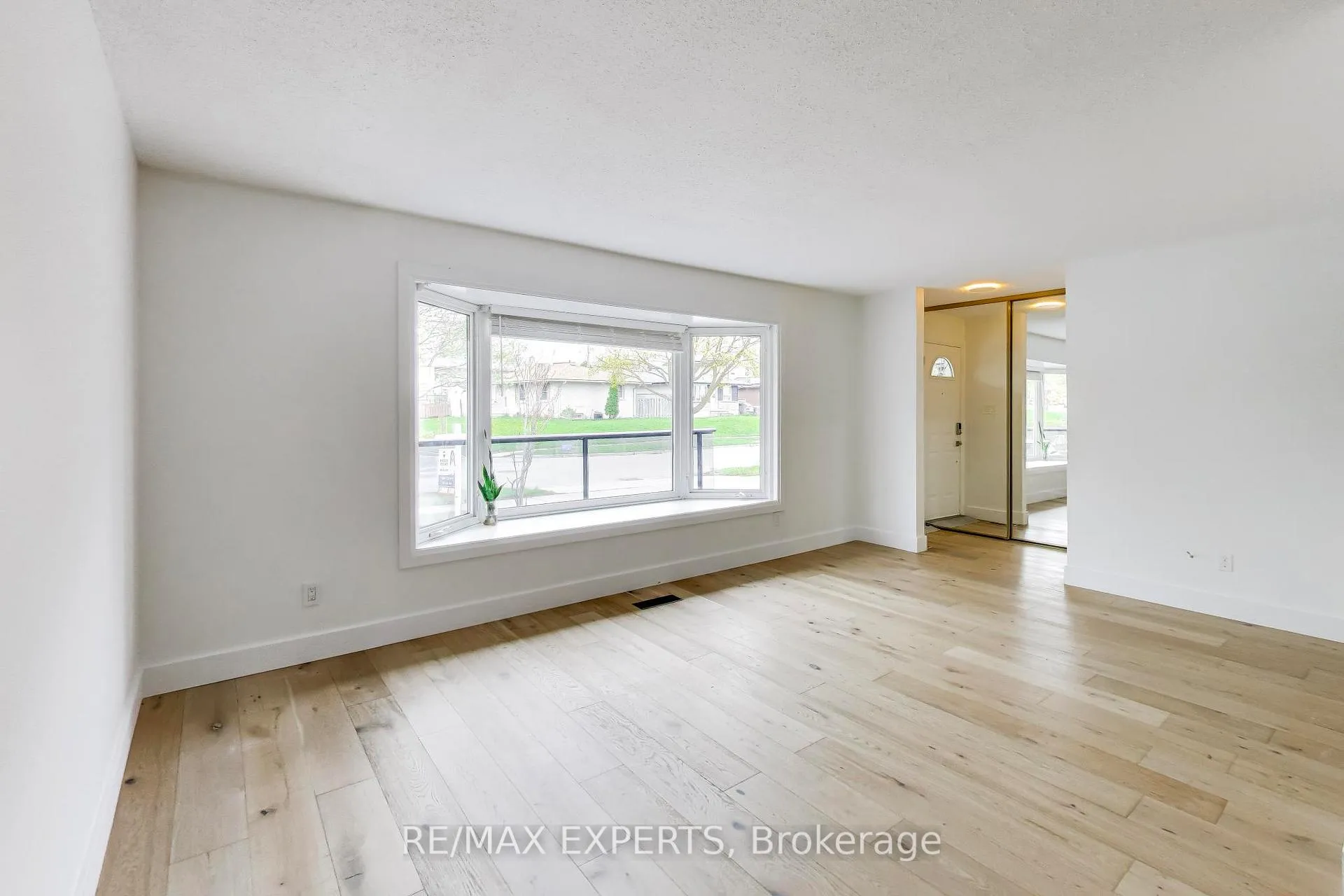 Photo 7 of 26 Pinedale Drive, Kitchener — HOMEH