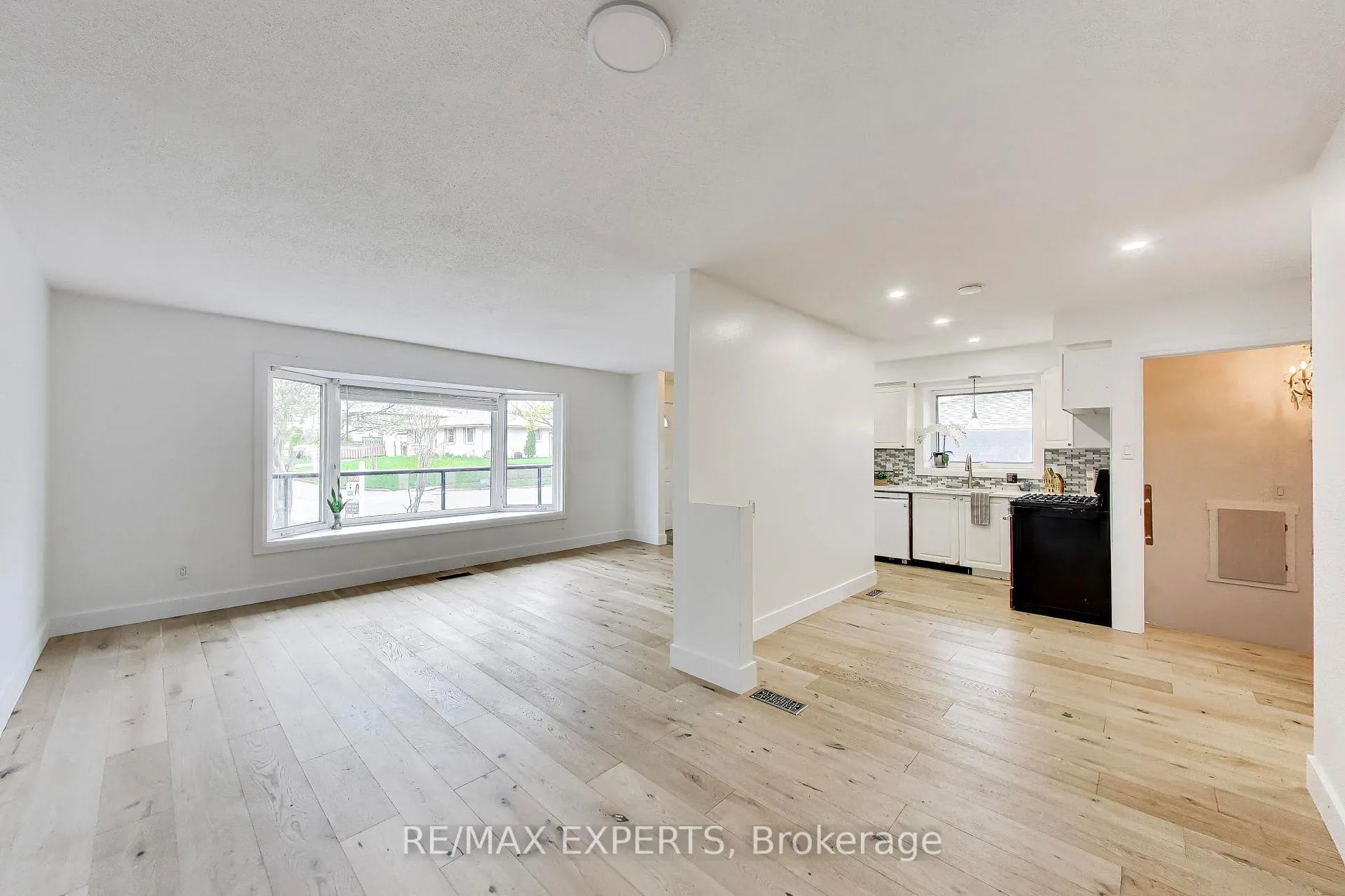 Photo 8 of 26 Pinedale Drive, Kitchener — HOMEH