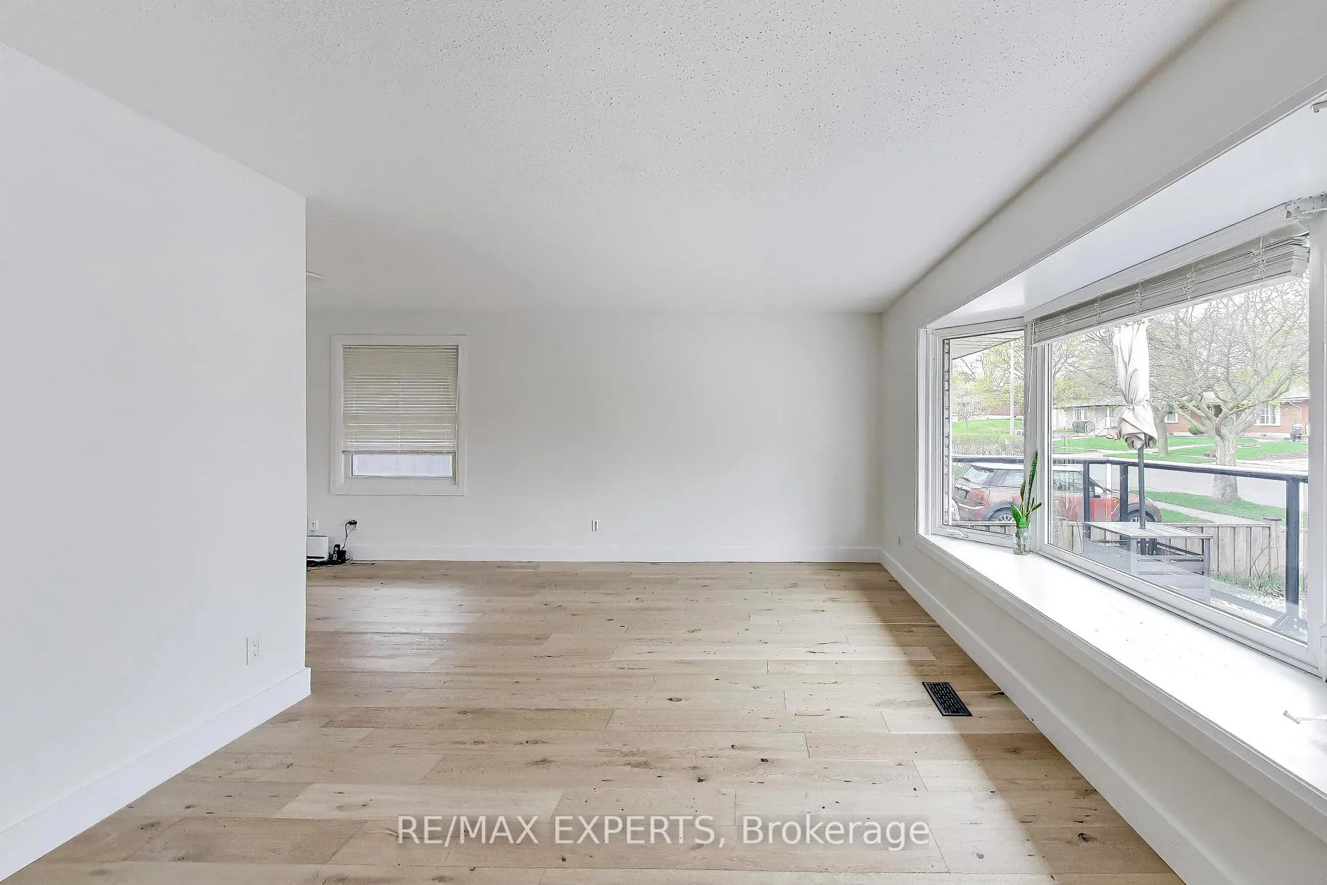 Photo 10 of 26 Pinedale Drive, Kitchener — HOMEH