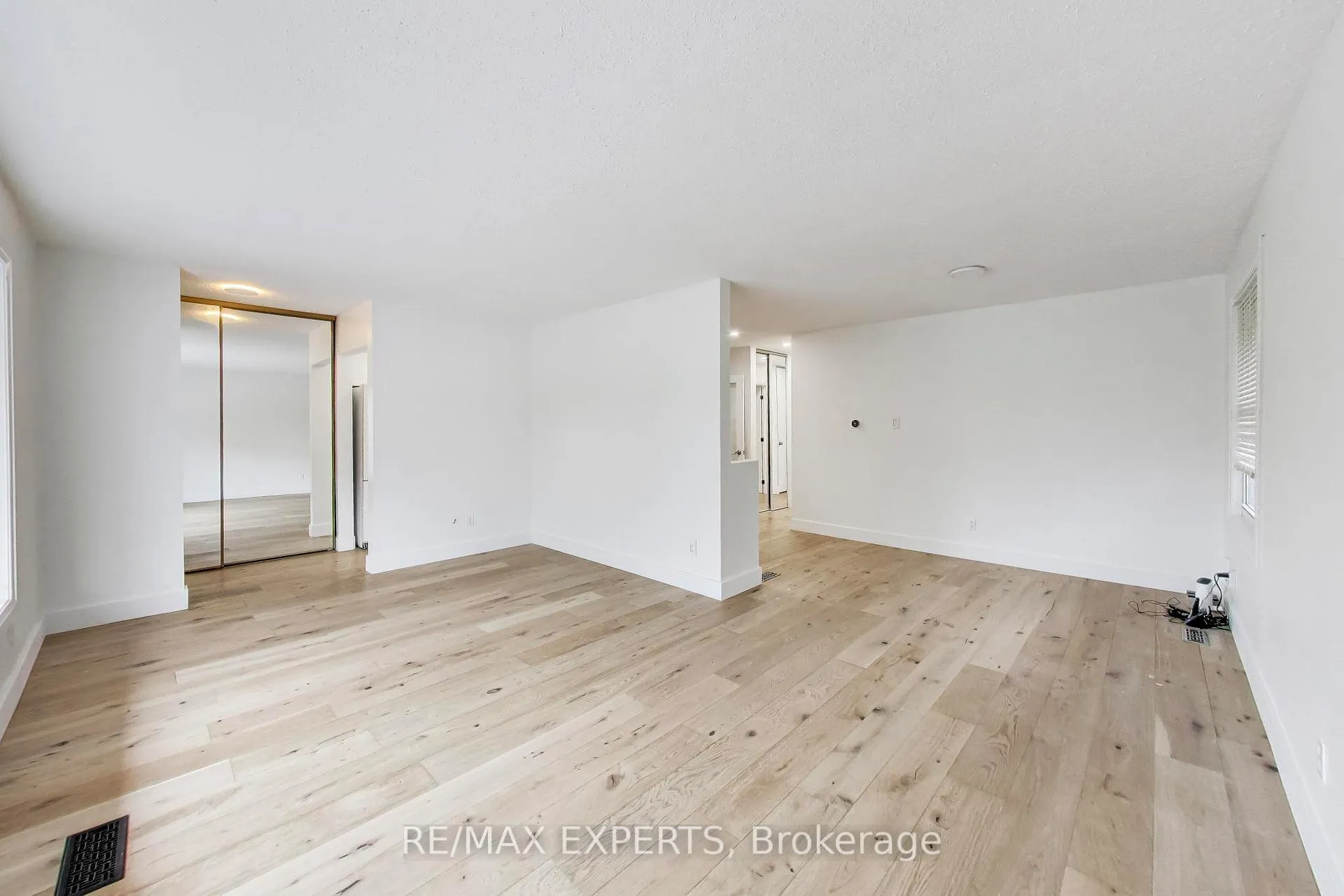 Photo 11 of 26 Pinedale Drive, Kitchener — HOMEH