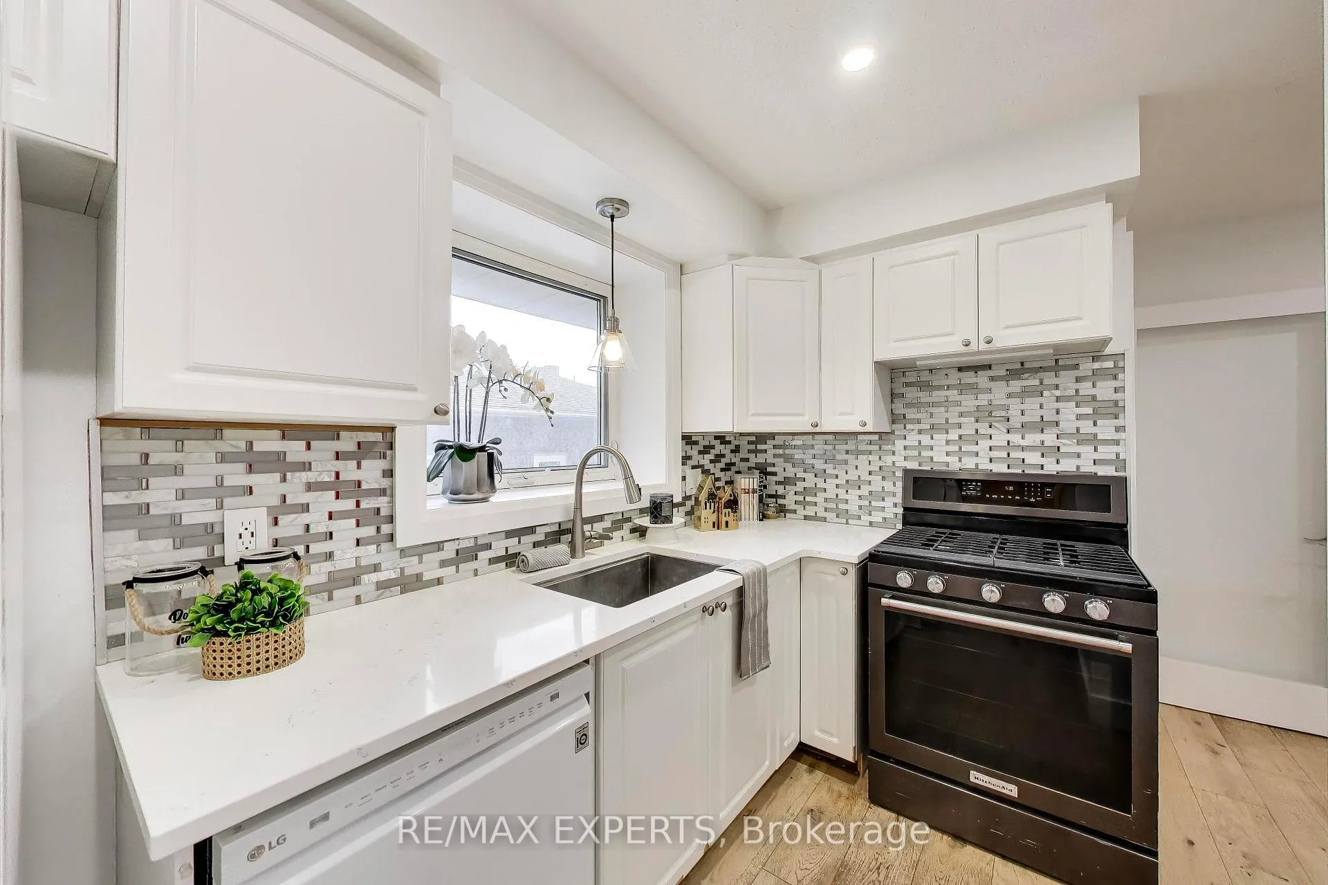 Photo 12 of 26 Pinedale Drive, Kitchener — HOMEH