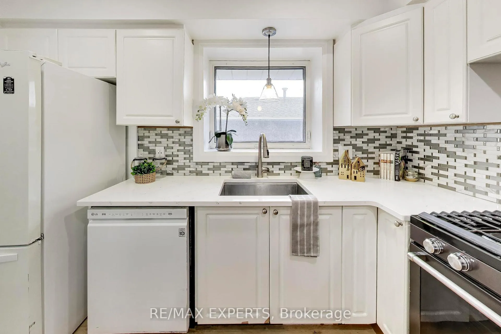 Photo 14 of 26 Pinedale Drive, Kitchener — HOMEH