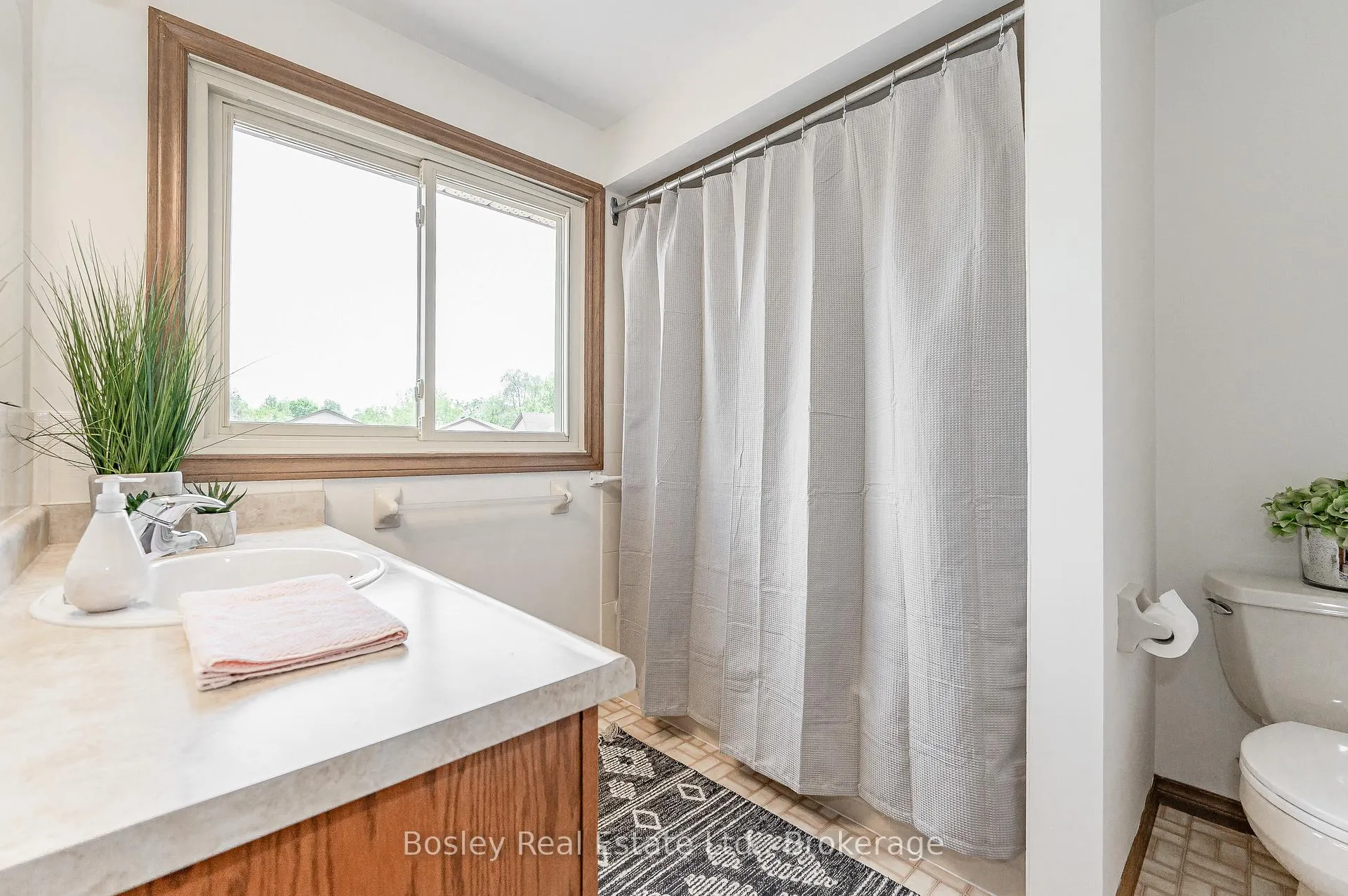 Photo 23 of 54 Koch Drive, Guelph, Kortright West — HOMEH