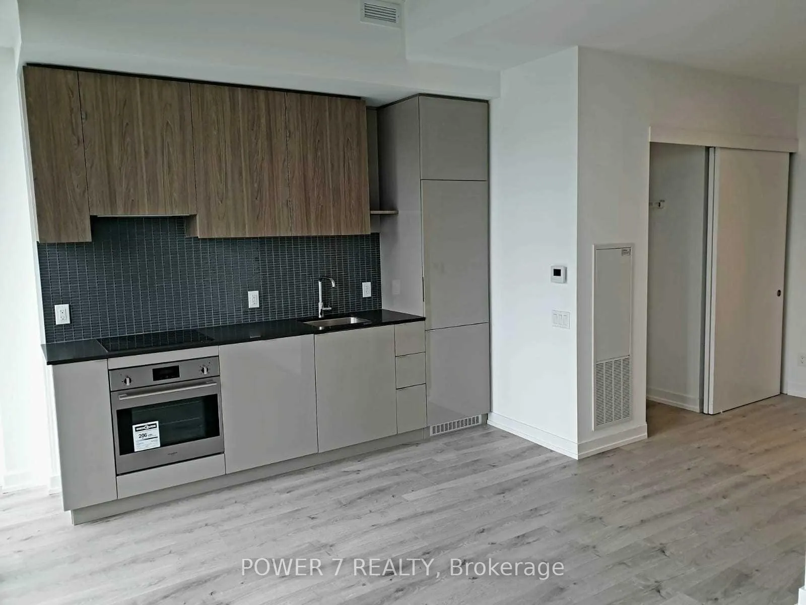 Photo 5 of Unit 911, 161 Roehampton Avenue, Toronto, Mount Pleasant East — HOMEH