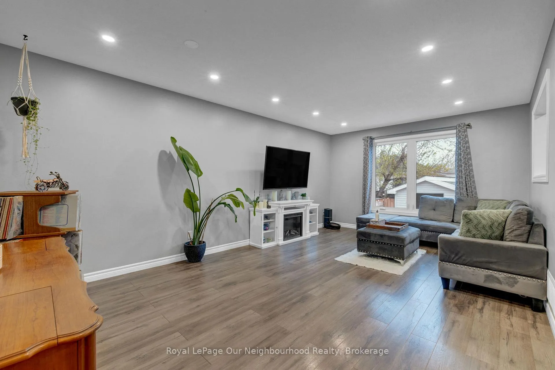Photo 2 of 19 Marchwood Crescent, Clarington, Bowmanville — HOMEH