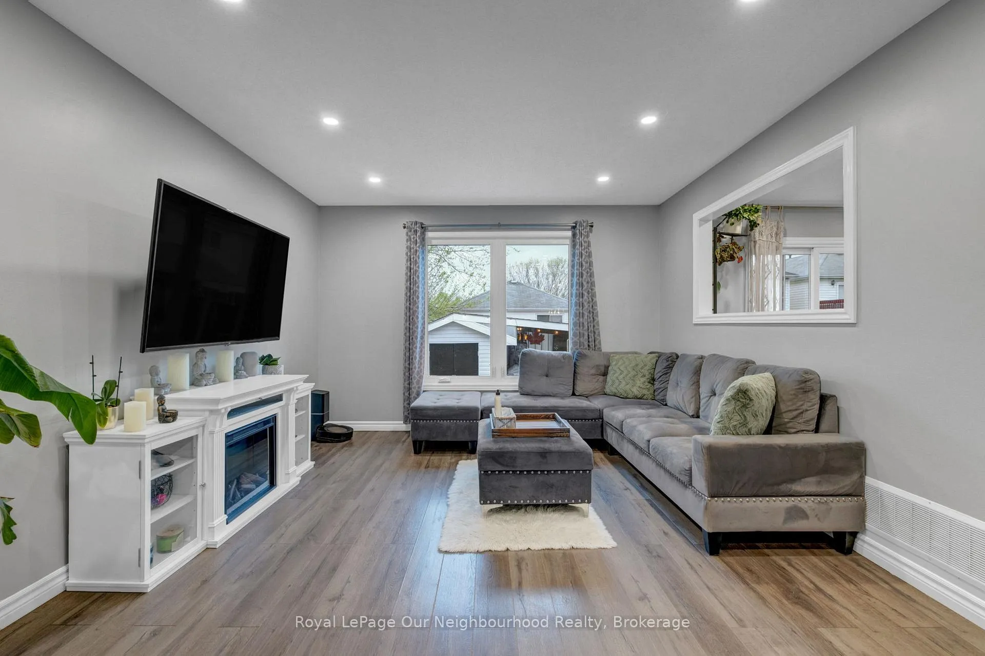 Photo 3 of 19 Marchwood Crescent, Clarington, Bowmanville — HOMEH