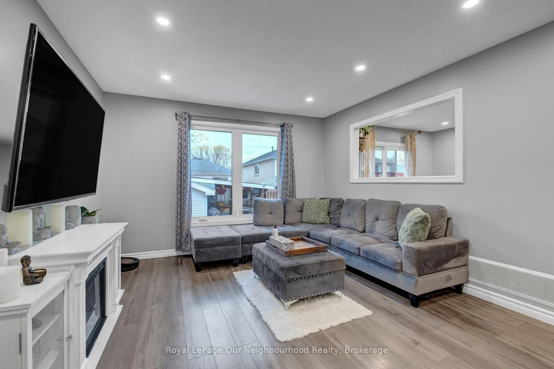 Photo 4 of 19 Marchwood Crescent, Clarington, Bowmanville — HOMEH