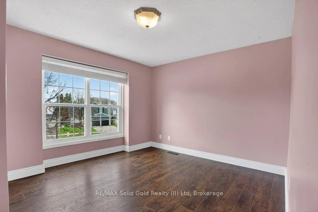 Photo 26 of 54 Deerwood Crescent, Kitchener — HOMEH