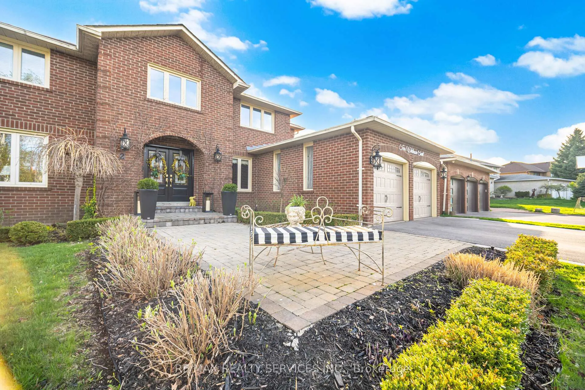 Photo 3 of 2 Whitmore Court, Brampton, Heart Lake West — HOMEH