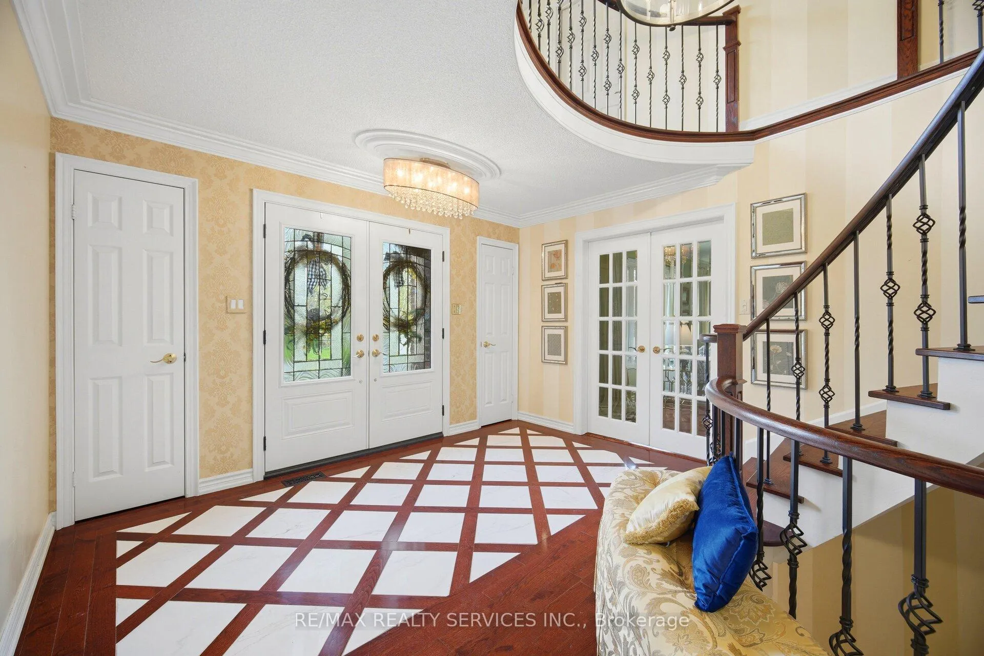 Photo 5 of 2 Whitmore Court, Brampton, Heart Lake West — HOMEH