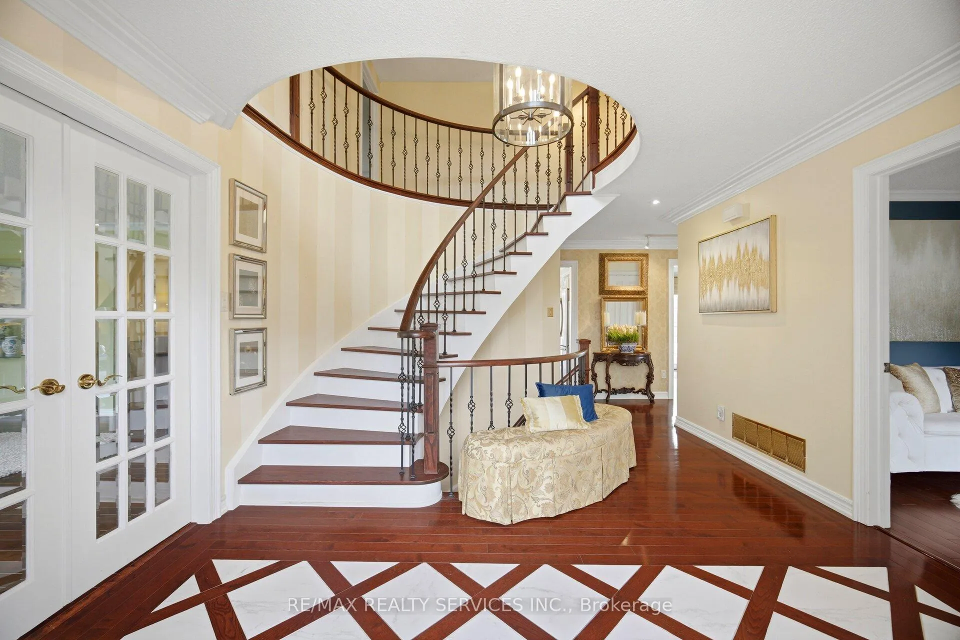 Photo 6 of 2 Whitmore Court, Brampton, Heart Lake West — HOMEH