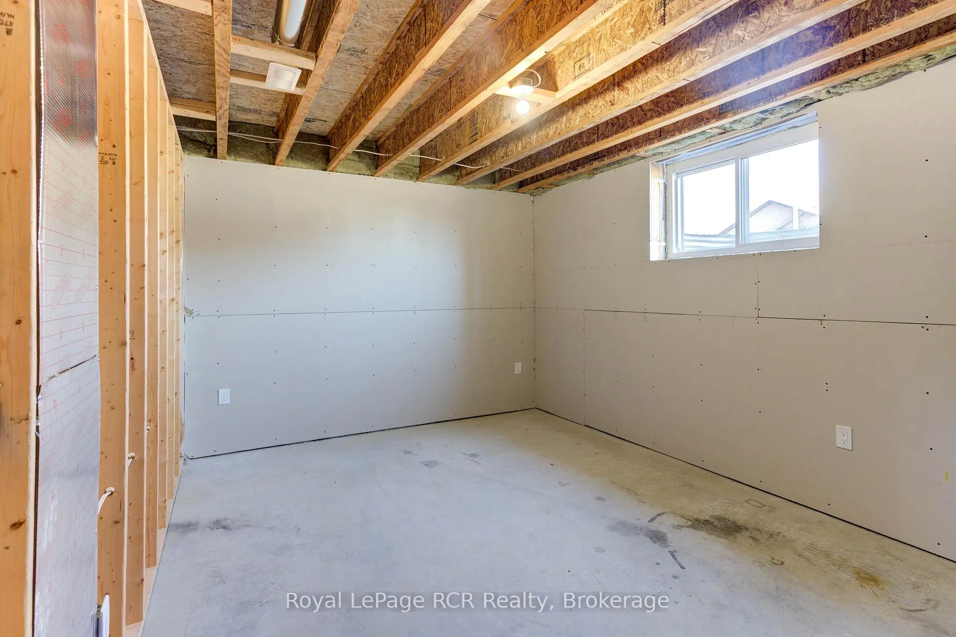 Photo 23 of 274 Queen Street S, North Perth, Elma — HOMEH