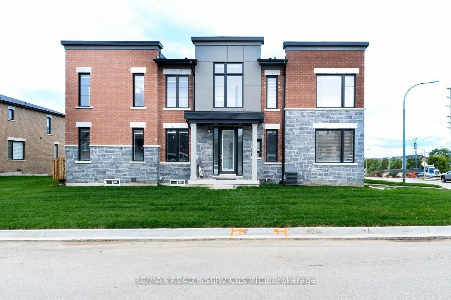 Photo 1 of 98 Pine Gate Place E, Whitby, Williamsburg — HOMEH
