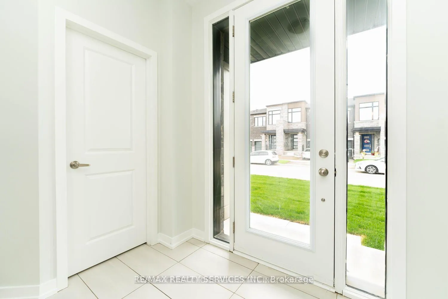 Photo 3 of 98 Pine Gate Place E, Whitby, Williamsburg — HOMEH