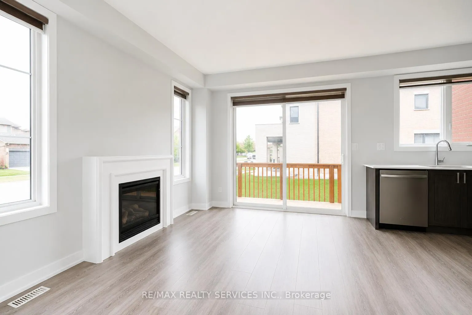 Photo 5 of 98 Pine Gate Place E, Whitby, Williamsburg — HOMEH